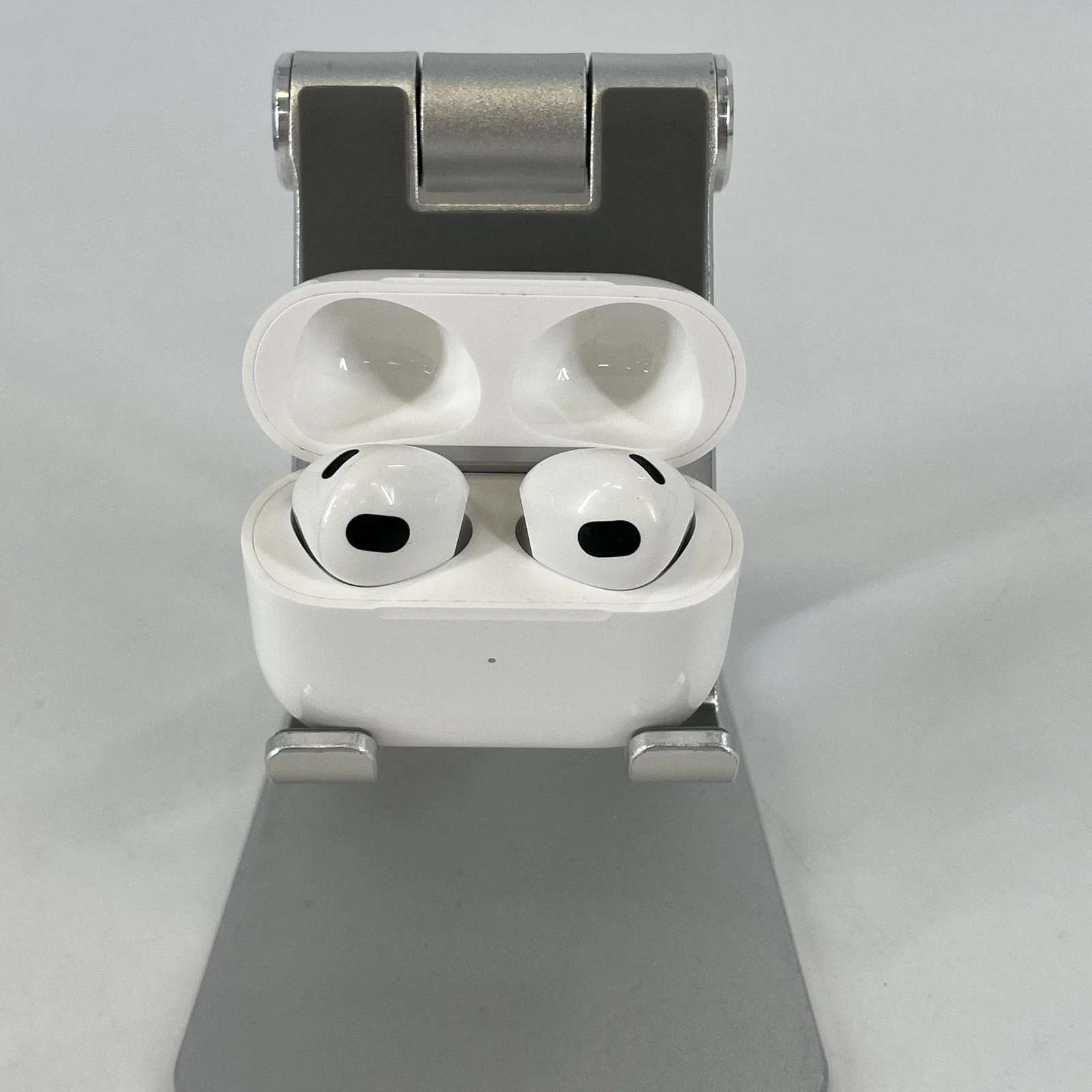 Apple AirPods (4th Gen.) with Active Noise Cancellation USB-C White - Image 2