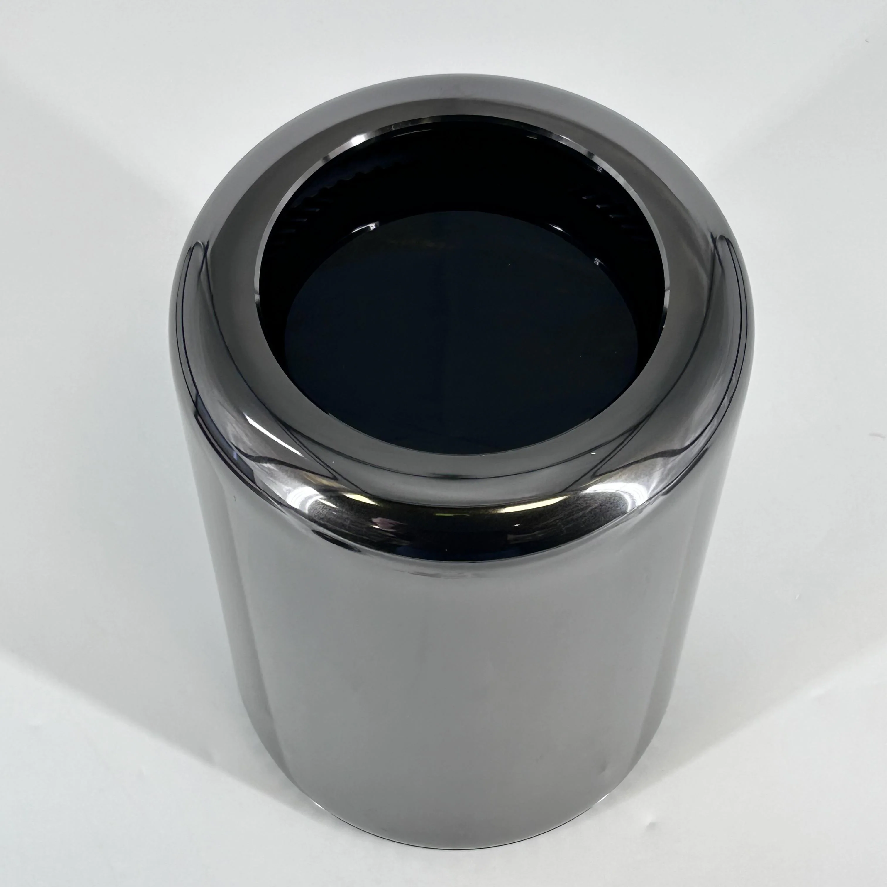 Apple Mac Pro Late 2013 Black 3.5 GHz 6-Core Intel Xeon E5 64GB RAM 512GB Solid State Drive AMD FirePro D500 3 GB - Image 6