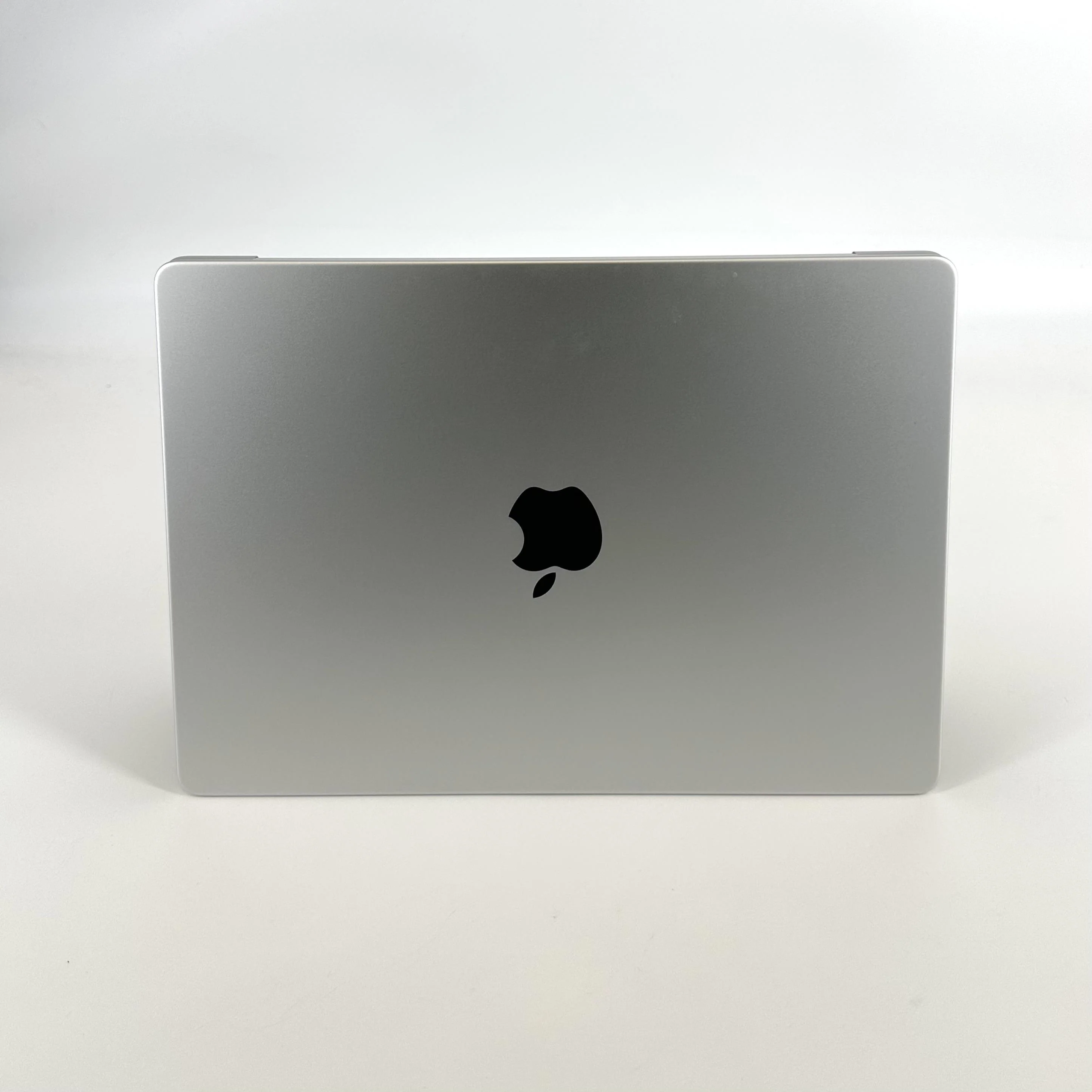 Apple MacBook Pro 14 2024 Silver M5 10-Core CPU 16GB Unified Memory 512GB Solid State Drive 10-Core GPU - Image 5