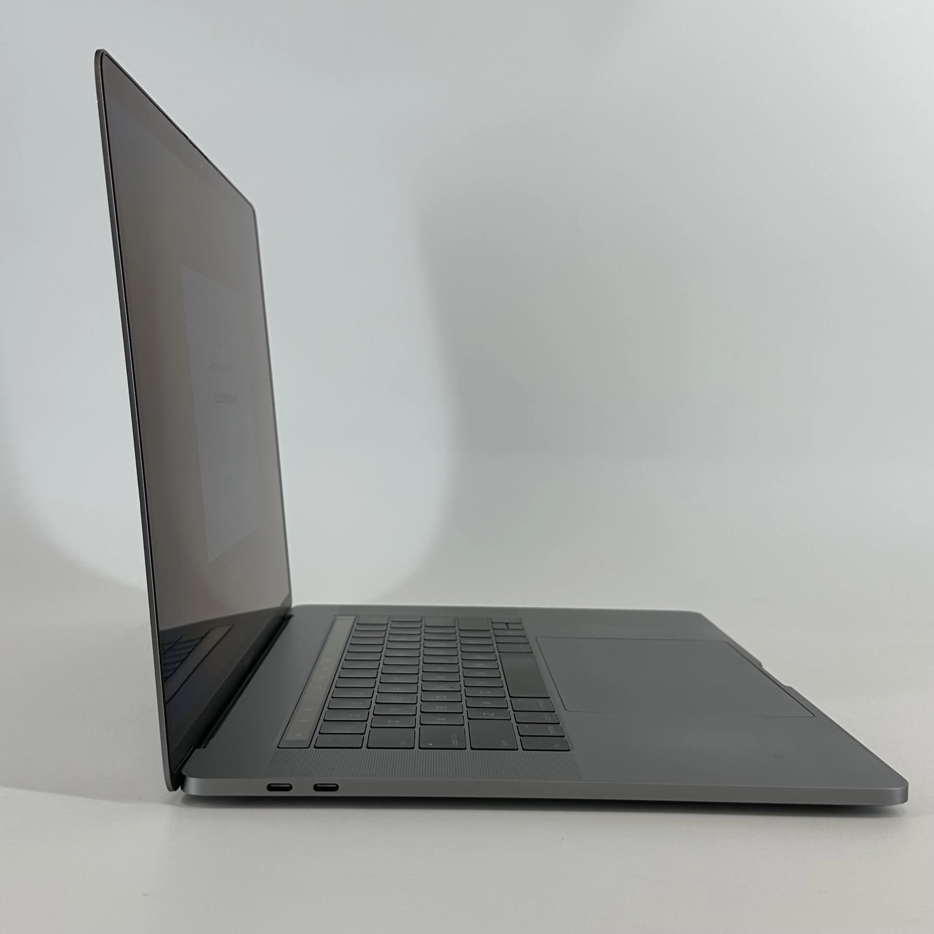 Apple MacBook Pro 15 Touch Bar 2017 Space Gray 2.9 GHz Intel Core i7 7th Gen. 16GB RAM 1TB Solid State Drive AMD Radeon Pro 560 4 GB - Image 4