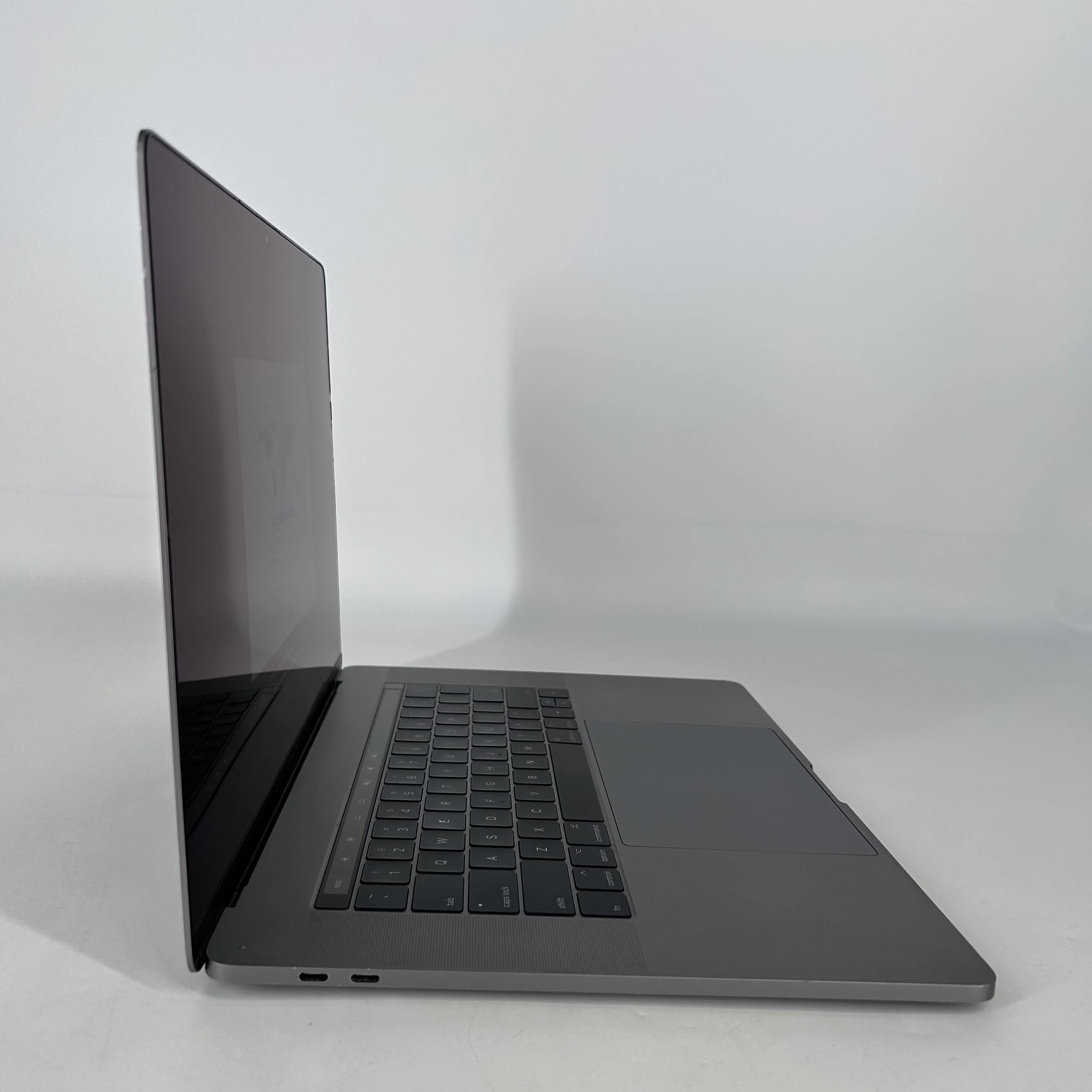 Apple MacBook Pro 15 Touch Bar Late 2016 Space Gray 2.9 GHz Intel Core i7 6th Gen. 16GB RAM 1TB Solid State Drive AMD Radeon Pro 460 4 GB - Image 3
