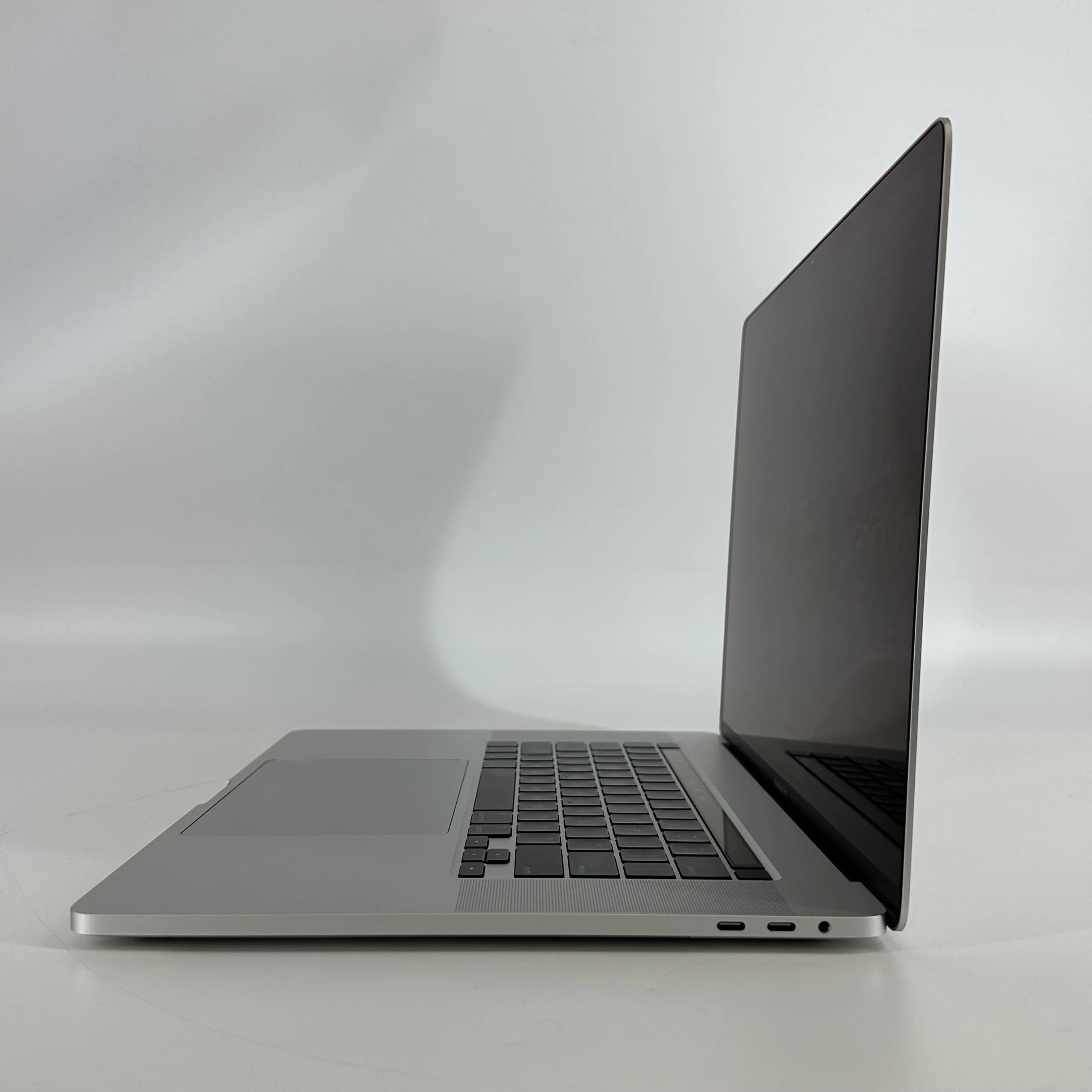 Apple MacBook Pro 16 Touch Bar 2019 Silver 2.4 GHz Intel Core i9 9th Gen. 32GB RAM 512GB Solid State Drive AMD Radeon Pro 5500M 4 GB - Image 4