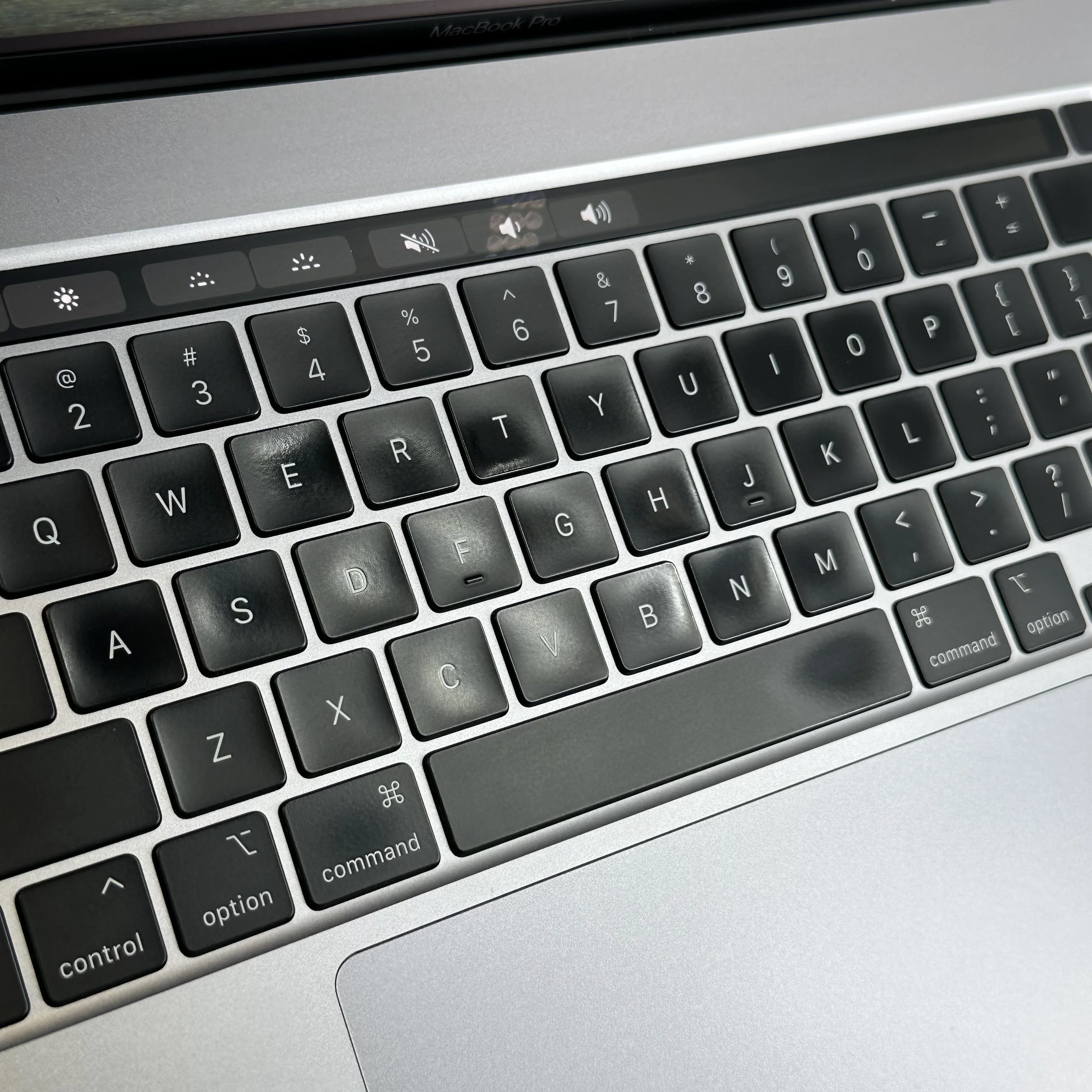 Apple MacBook Pro 16 Touch Bar 2019 Space Gray 2.3 GHz Intel Core i9 9th Gen. 32GB RAM 1TB Solid State Drive AMD Radeon Pro 5500M 8 GB - Image 4
