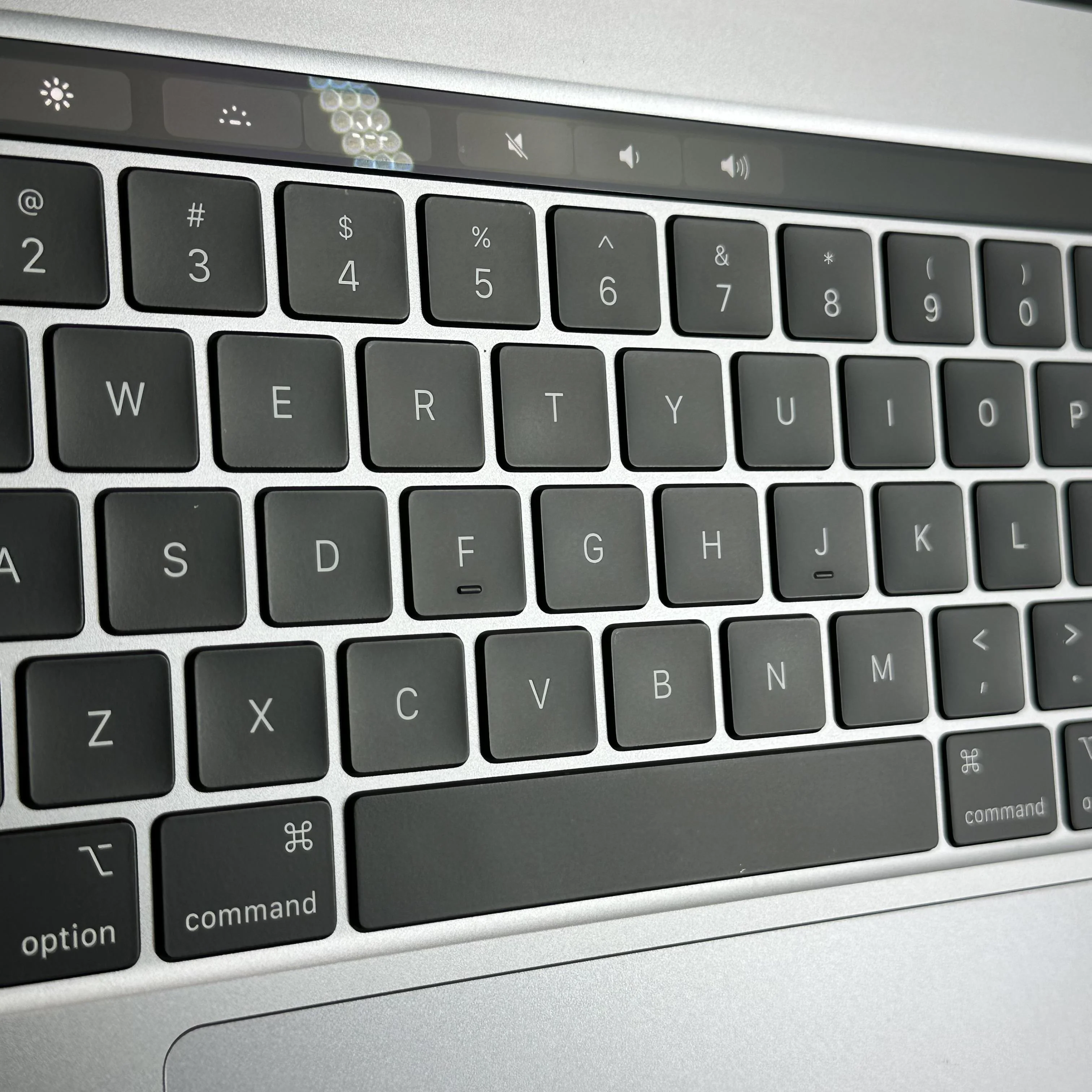 Apple MacBook Pro 16 Touch Bar 2019 Space Gray 2.4 GHz Intel Core i9 9th Gen. 32GB RAM 1TB Solid State Drive AMD Radeon Pro 5500M 4 GB - Image 9