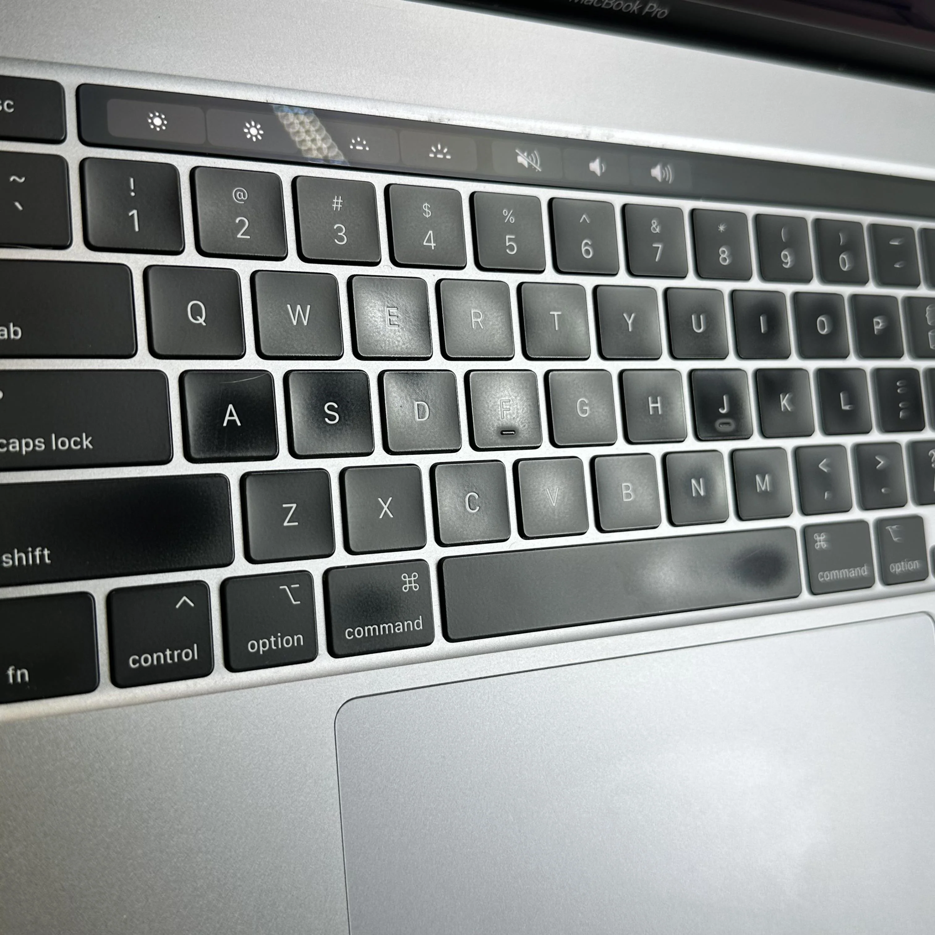 Apple MacBook Pro 16 Touch Bar 2019 Space Gray 2.4 GHz Intel Core i9 9th Gen. 32GB RAM 1TB Solid State Drive AMD Radeon Pro 5500M 8 GB - Image 9