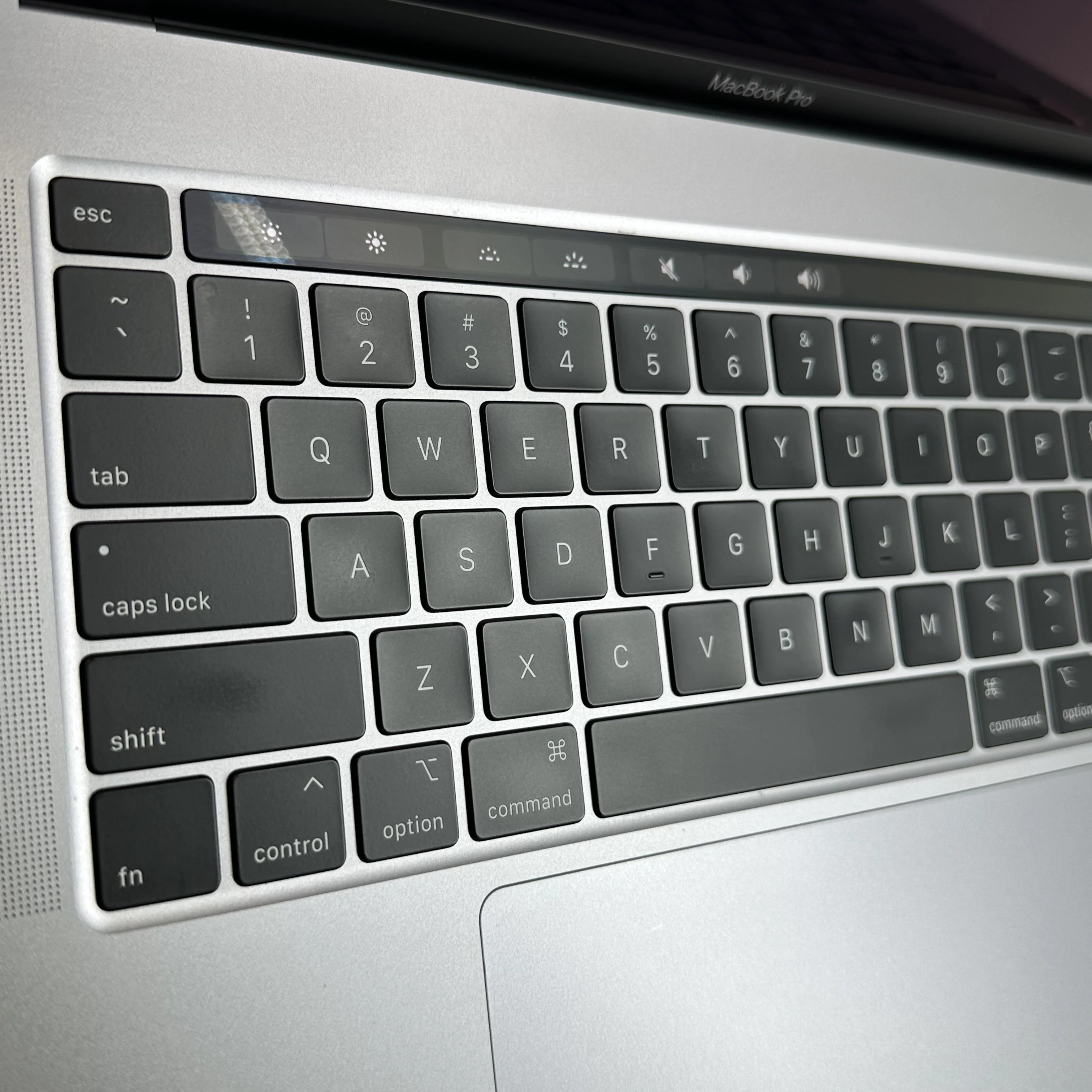 Apple MacBook Pro 16 Touch Bar 2019 Space Gray 2.4 GHz Intel Core i9 9th Gen. 32GB RAM 2TB Solid State Drive AMD Radeon Pro 5500M 8 GB - Image 7