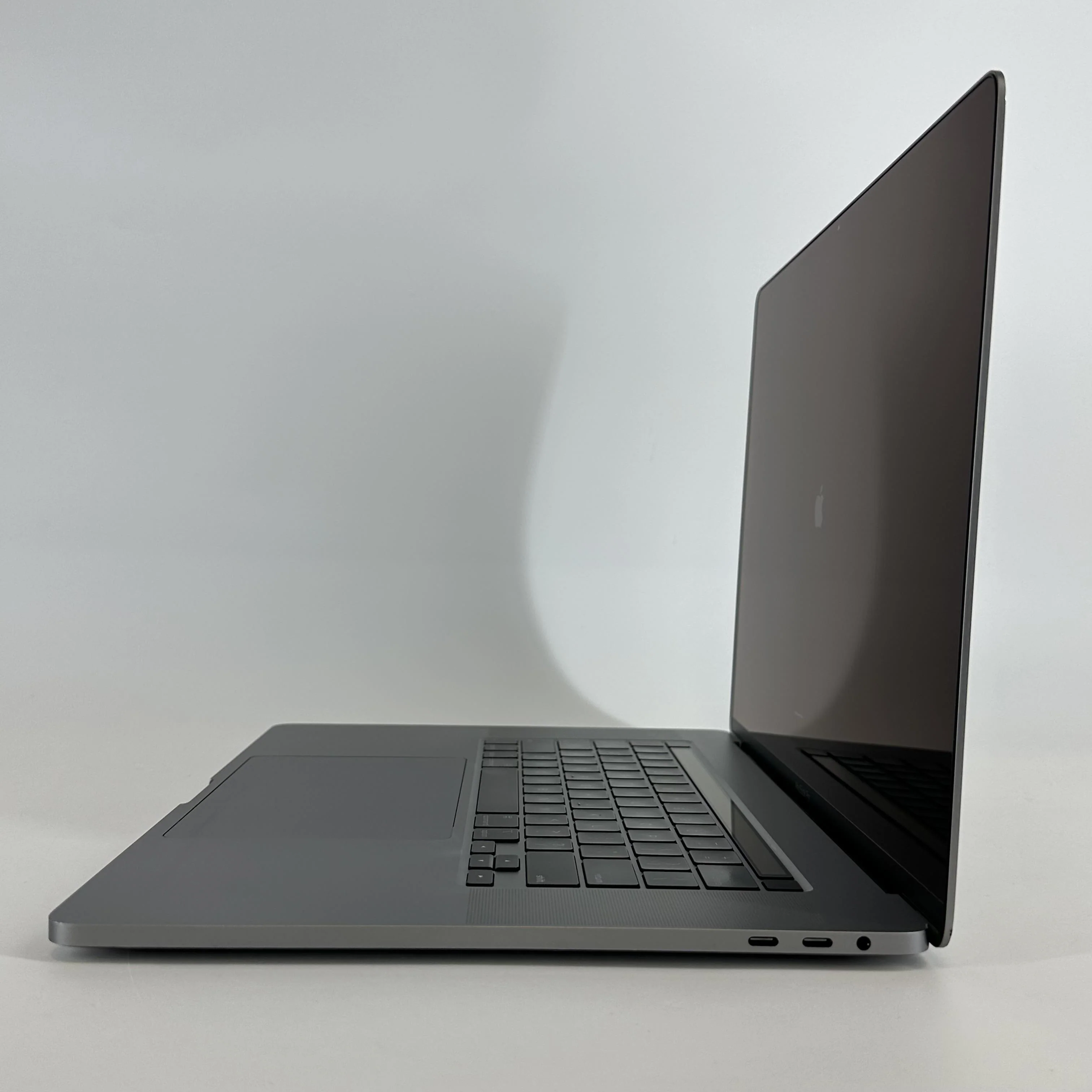 Apple MacBook Pro 16 Touch Bar 2019 Space Gray 2.4 GHz Intel Core i9 9th Gen. 32GB RAM 512GB Solid State Drive AMD Radeon Pro 5500M 4 GB - Image 3