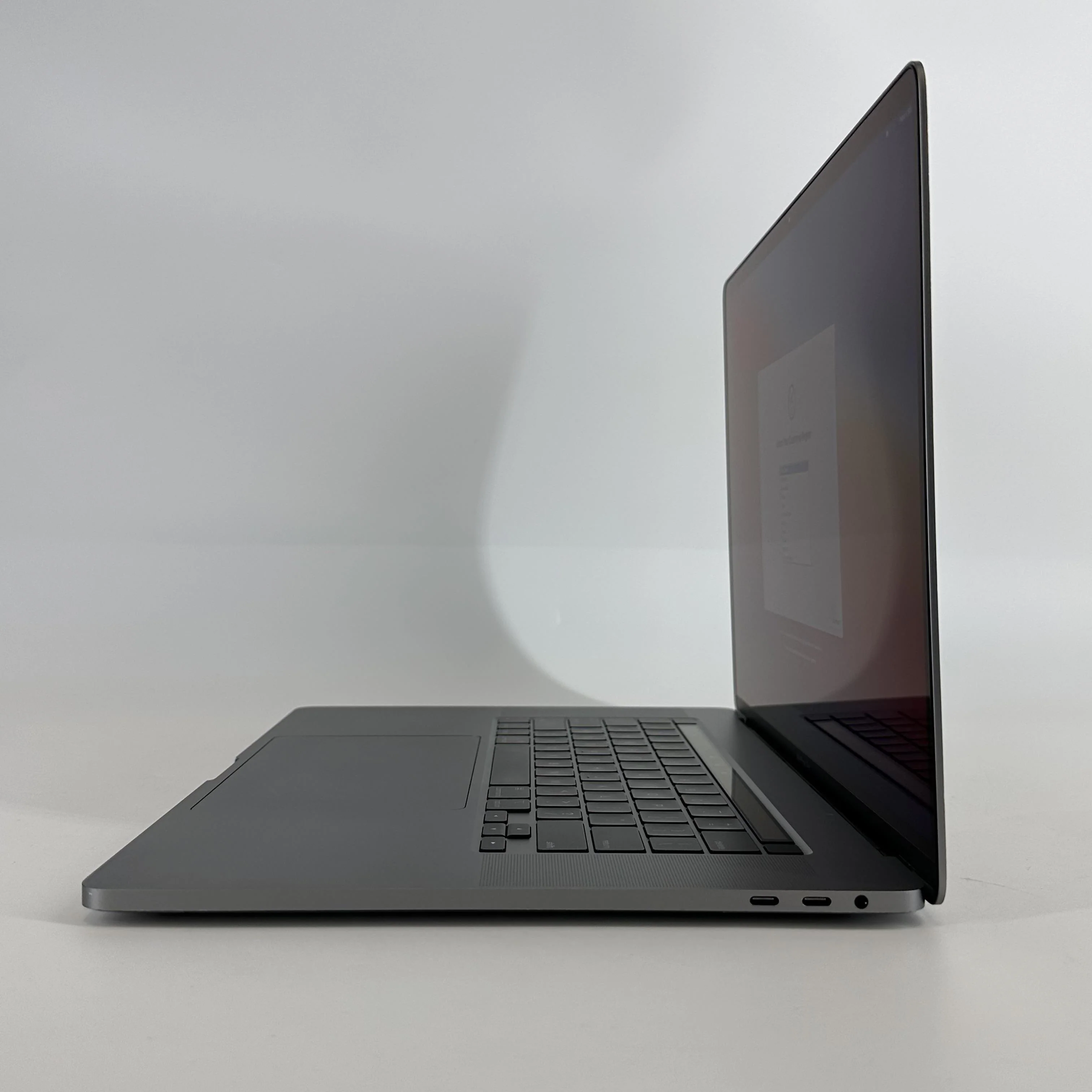 Apple MacBook Pro 16 Touch Bar 2019 Space Gray 2.6 GHz Intel Core i7 9th Gen. 32GB RAM 1TB Solid State Drive AMD Radeon Pro 5500M 8 GB - Image 4