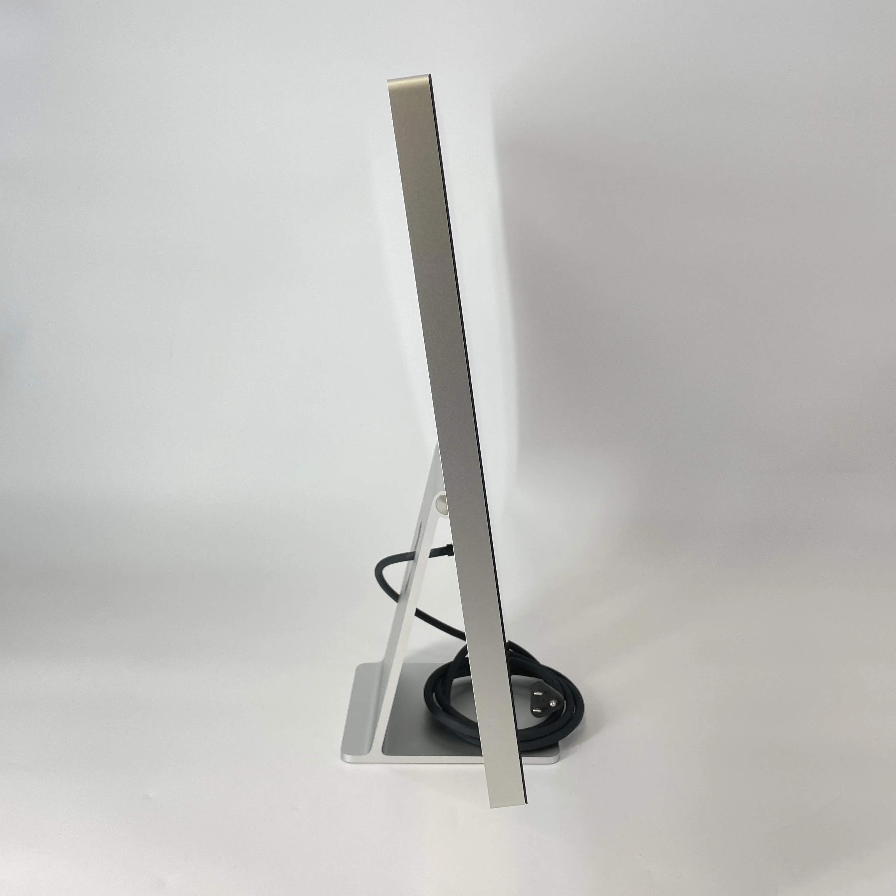 Apple Studio Display 27in 2022 Silver - Image 3