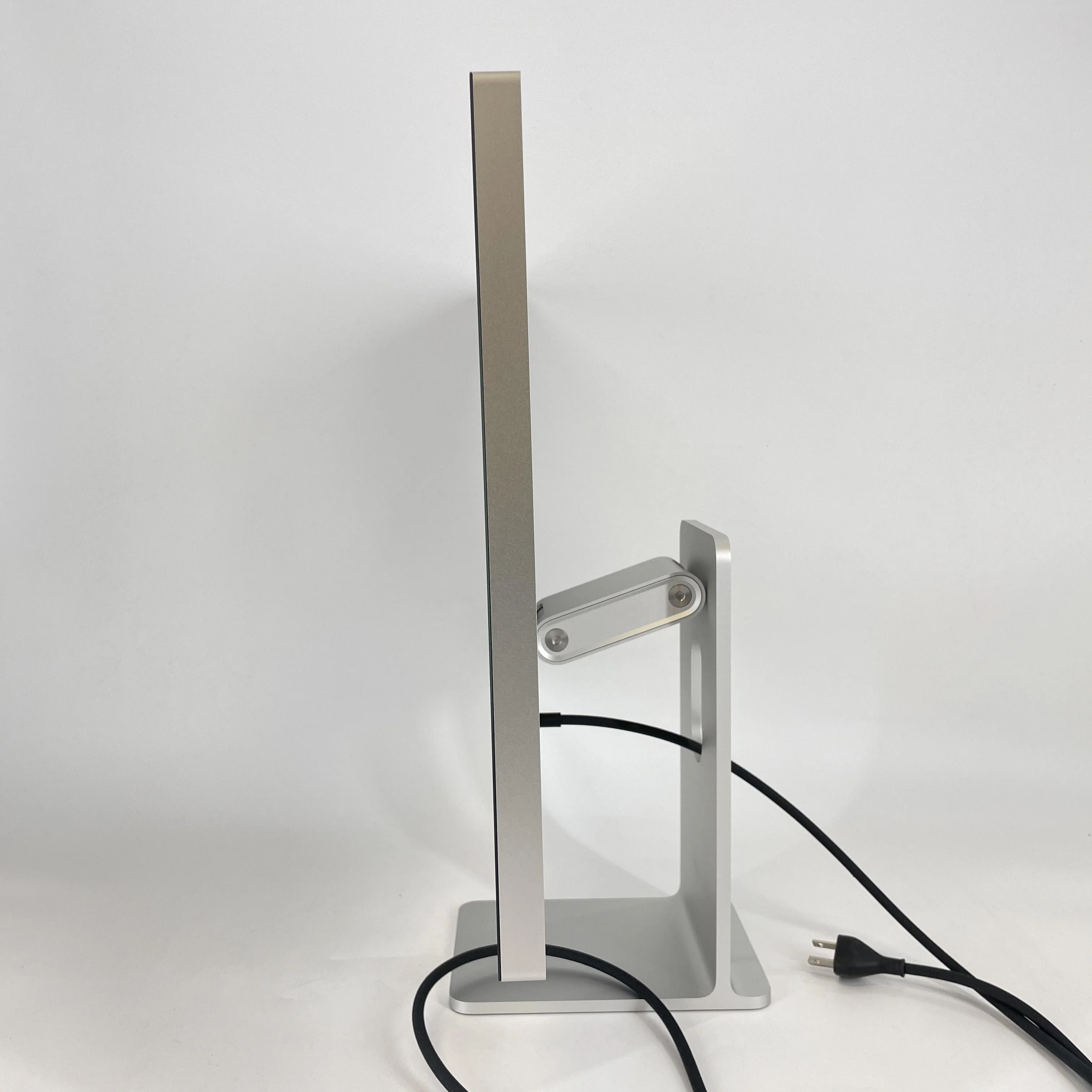 Apple Studio Display 27in 2022 Silver - Image 2