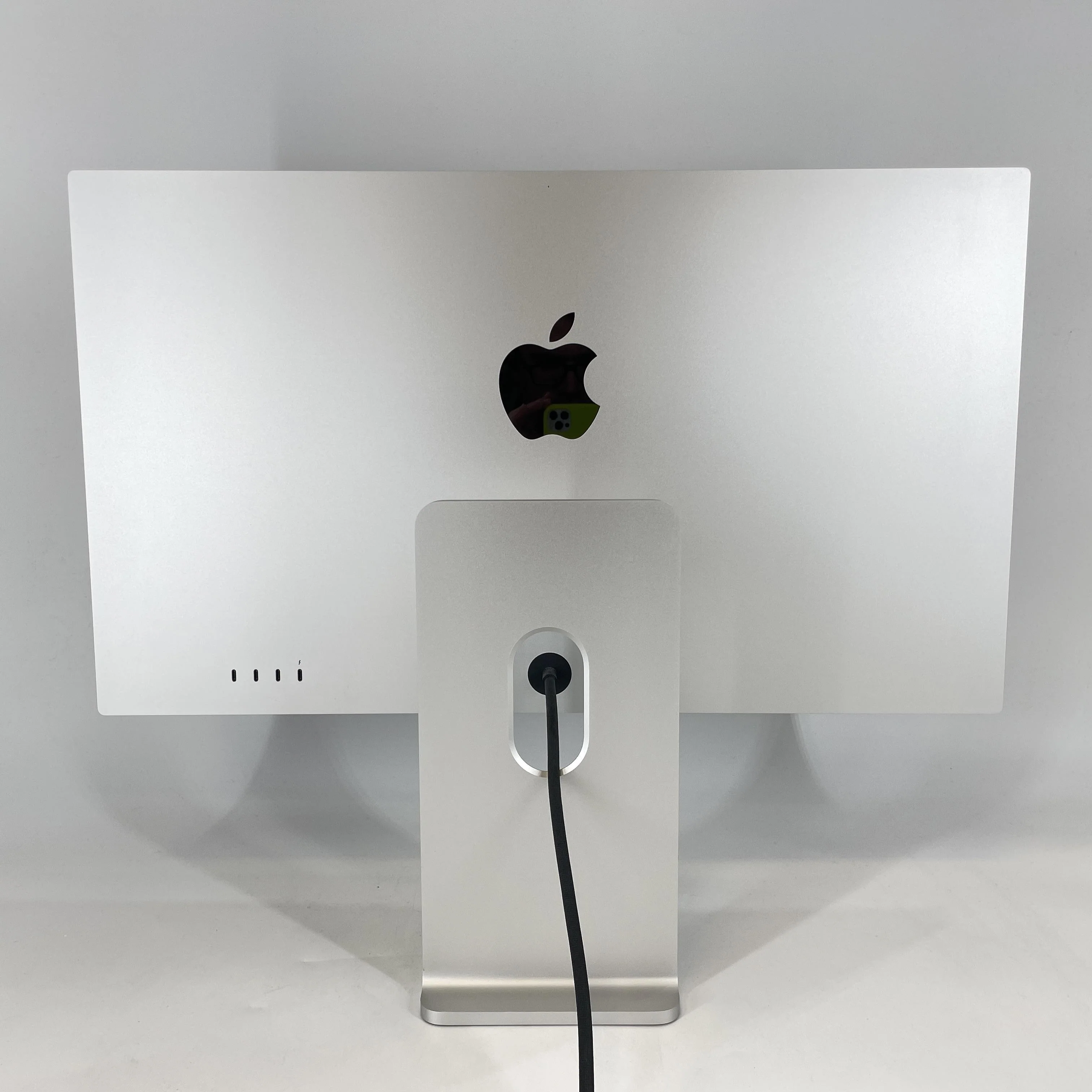 Apple Studio Display 27in 2022 Silver - Image 4