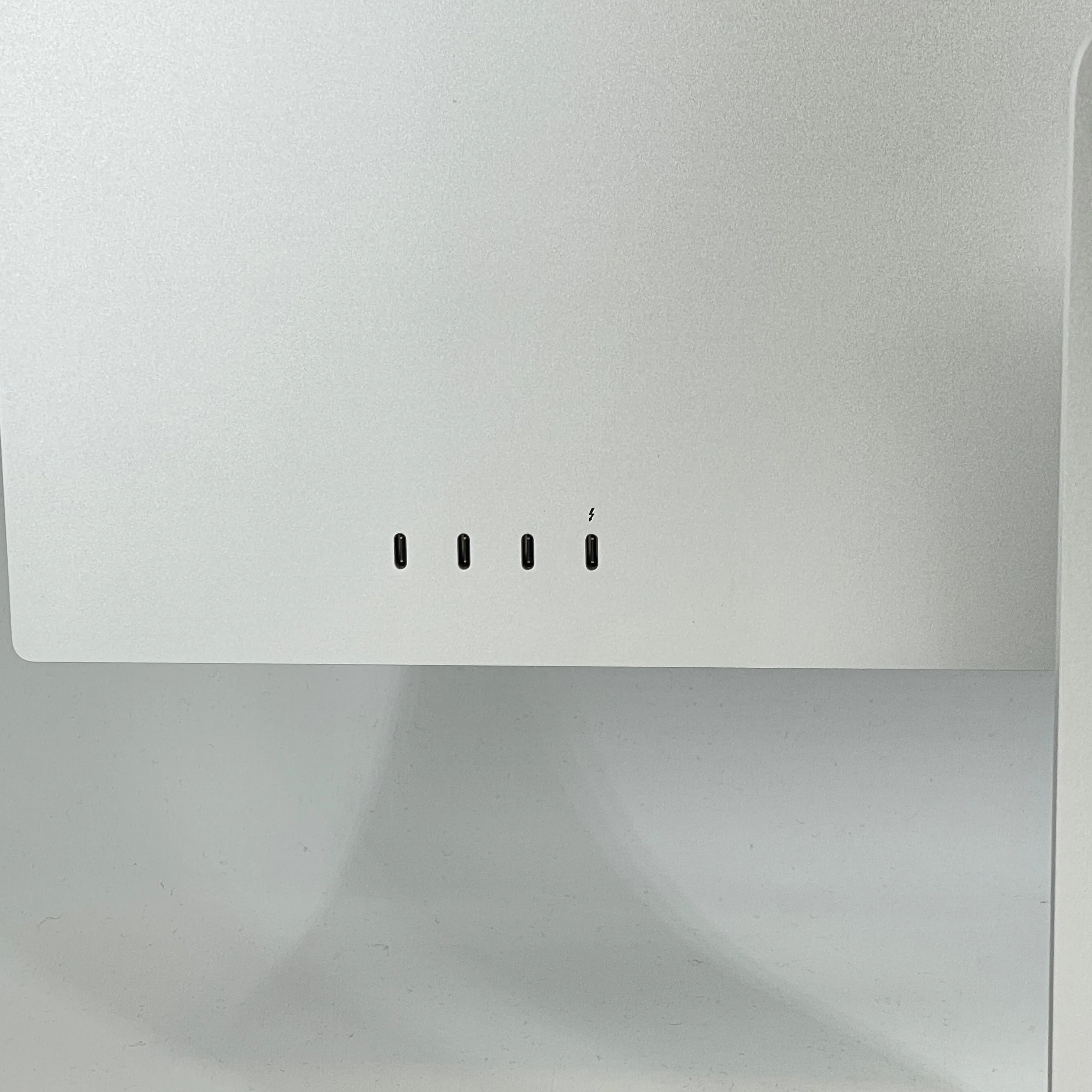 Apple Studio Display 27in 2022 Silver - Image 5