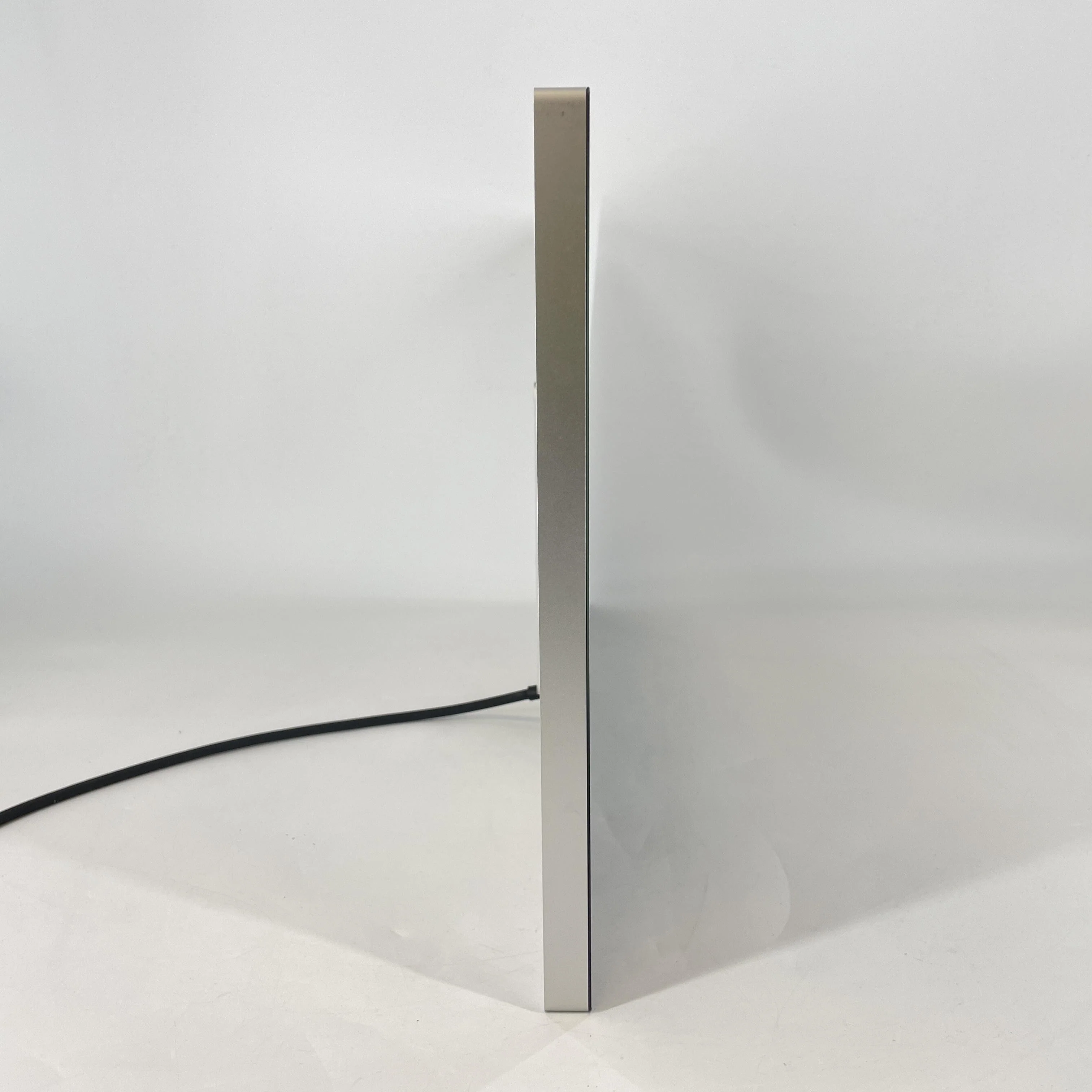 Apple Studio Display 27in 2022 Silver - Image 3