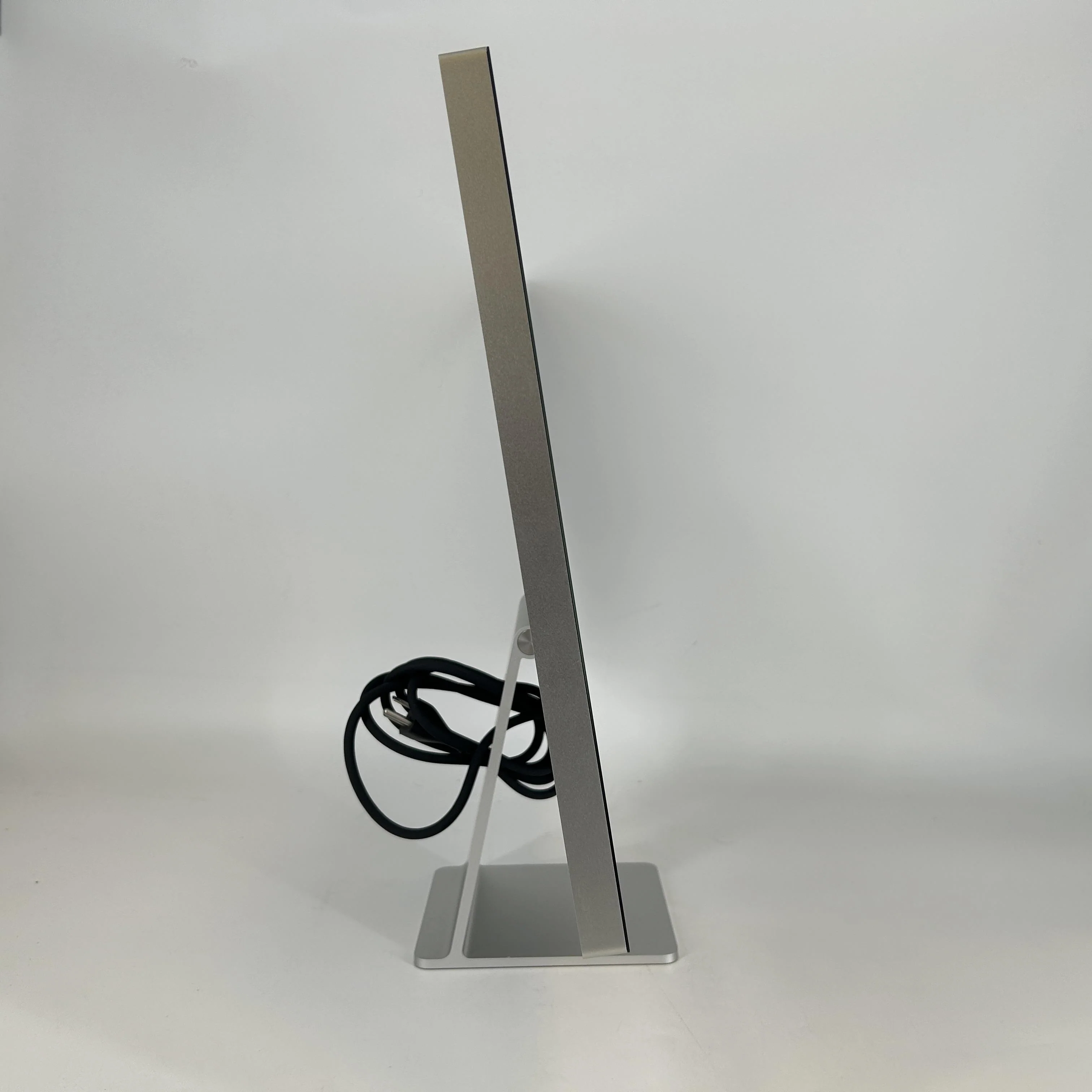 Apple Studio Display 27in 2022 Silver - Image 4