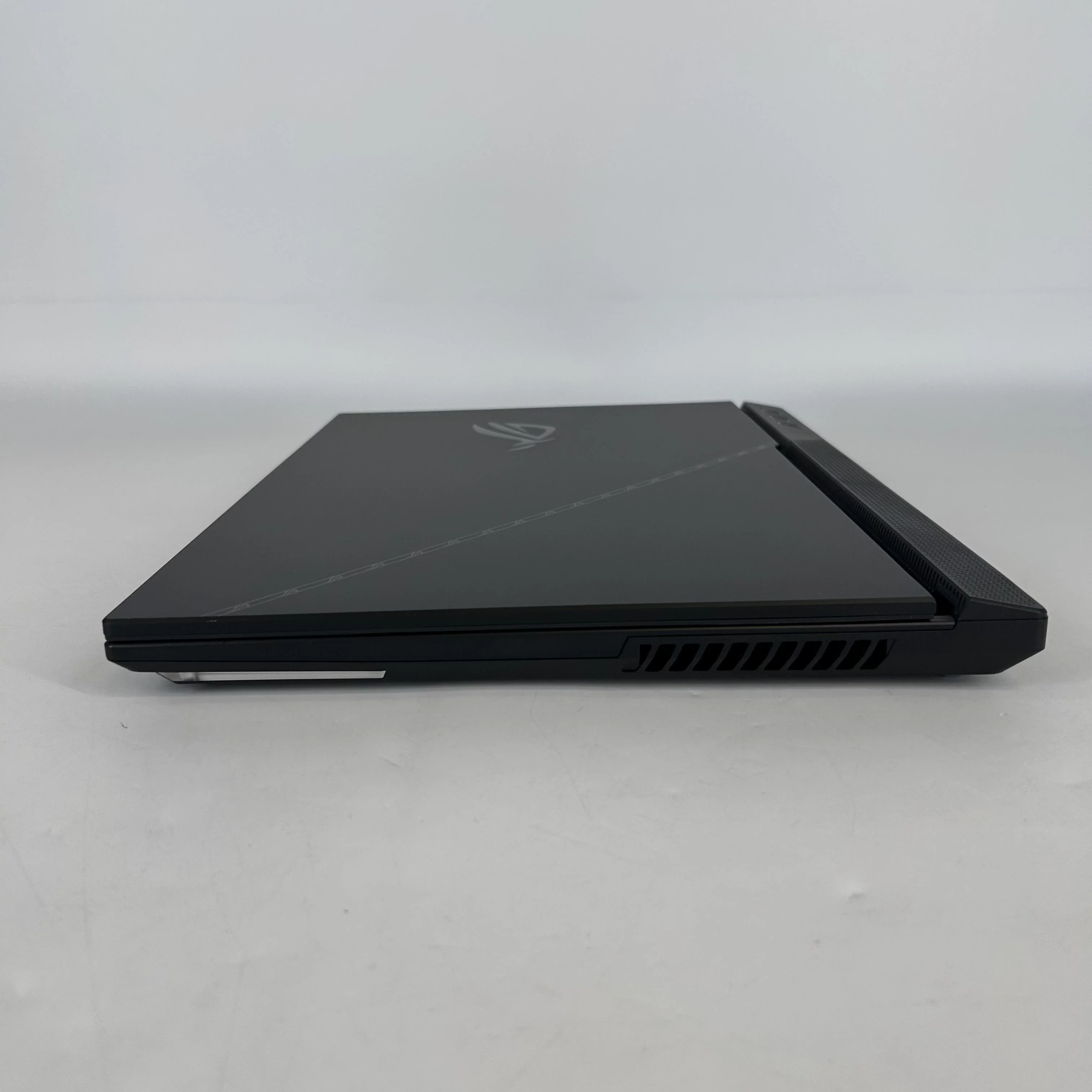 Asus ROG Strix Scar 17 G733 17.3 Black 2.3 GHz AMD Ryzen 9 7945HX 64GB RAM 2TB Solid State Drive NVIDIA GeForce RTX 4090 16 GB - Image 8