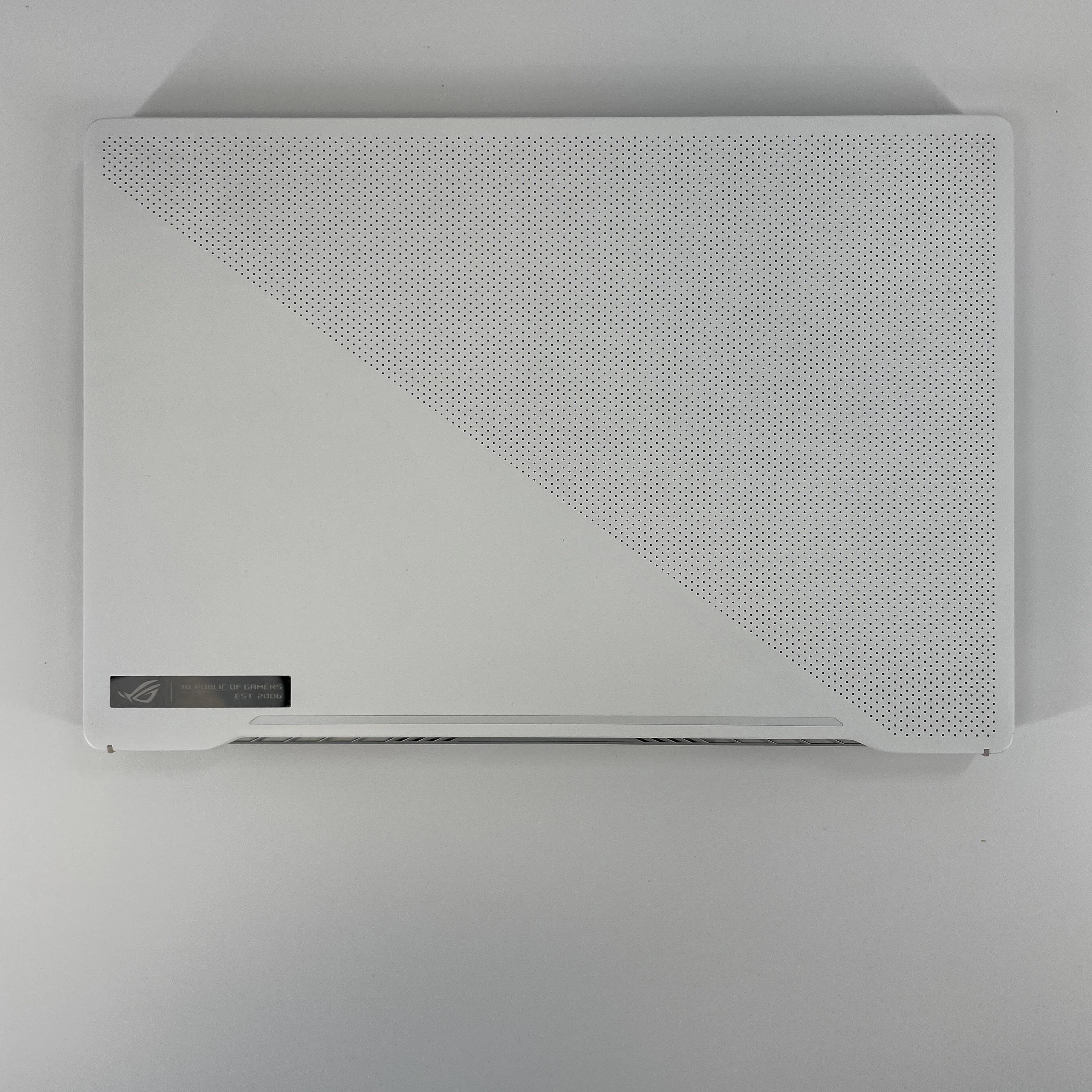 Asus ROG Zephyrus G14 GA401 14 White 3.0 GHz AMD Ryzen 9 4900HS 40GB RAM 2TB Solid State Drive NVIDIA GeForce RTX 2060 6 GB - Image 5