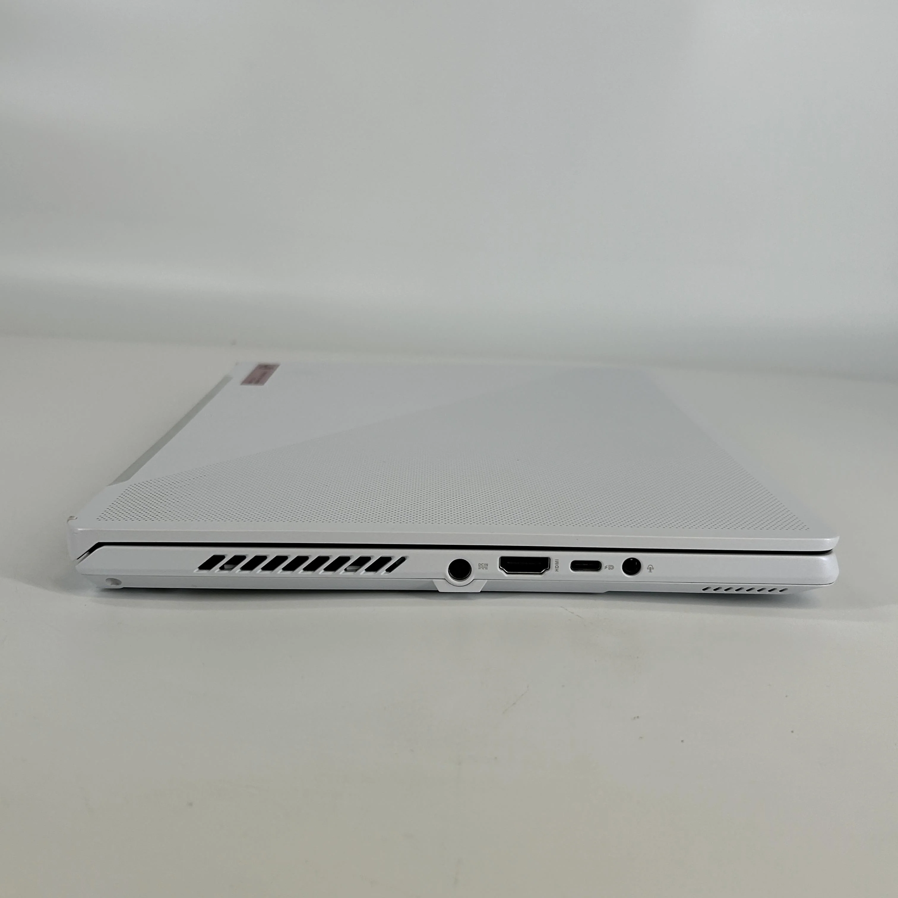 Asus ROG Zephyrus G14 GA402 14 White 3.3 GHz AMD Ryzen 9 6900HS 40GB RAM 1TB Solid State Drive AMD Radeon RX 6800S 8 GB - Image 8