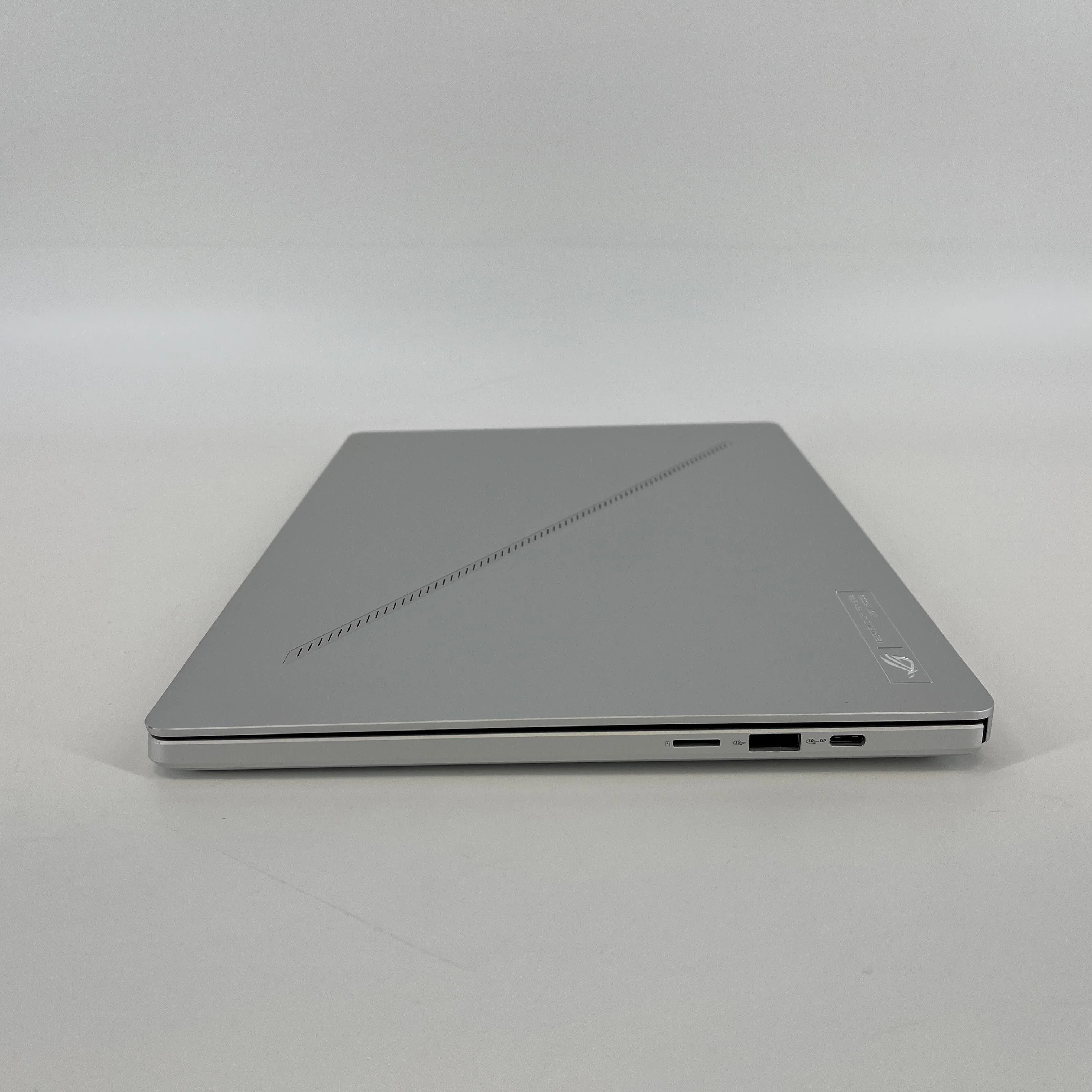 Asus ROG Zephyrus G14 GA403 14 White 4.0 GHz AMD Ryzen 9 8945HS 16GB RAM 2TB Solid State Drive NVIDIA GeForce RTX 4060 8 GB