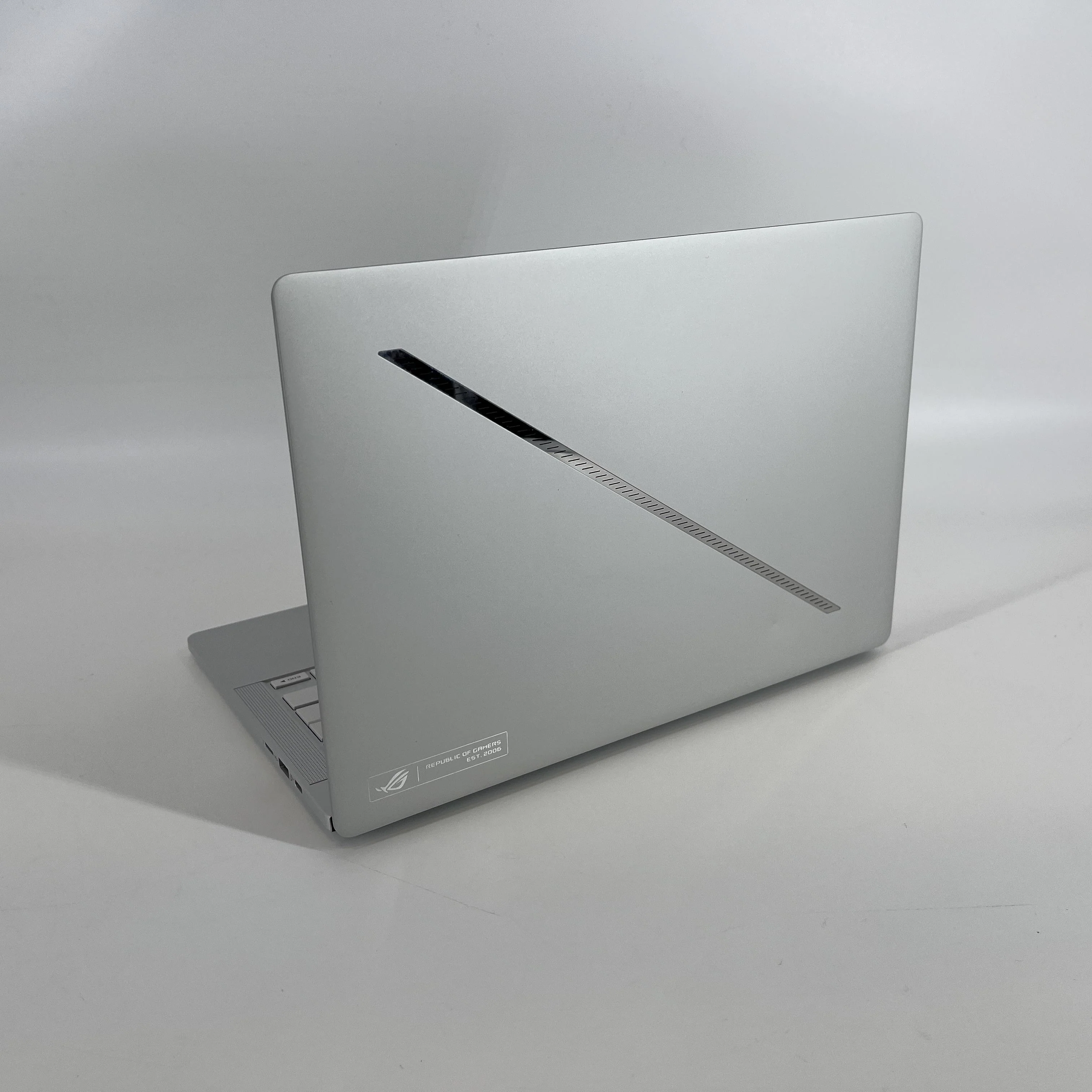 Asus ROG Zephyrus G14 GA403 14 White 4.0 GHz AMD Ryzen 9 8945HS 32GB RAM 1TB Solid State Drive NVIDIA GeForce RTX 4070 8 GB - Image 8