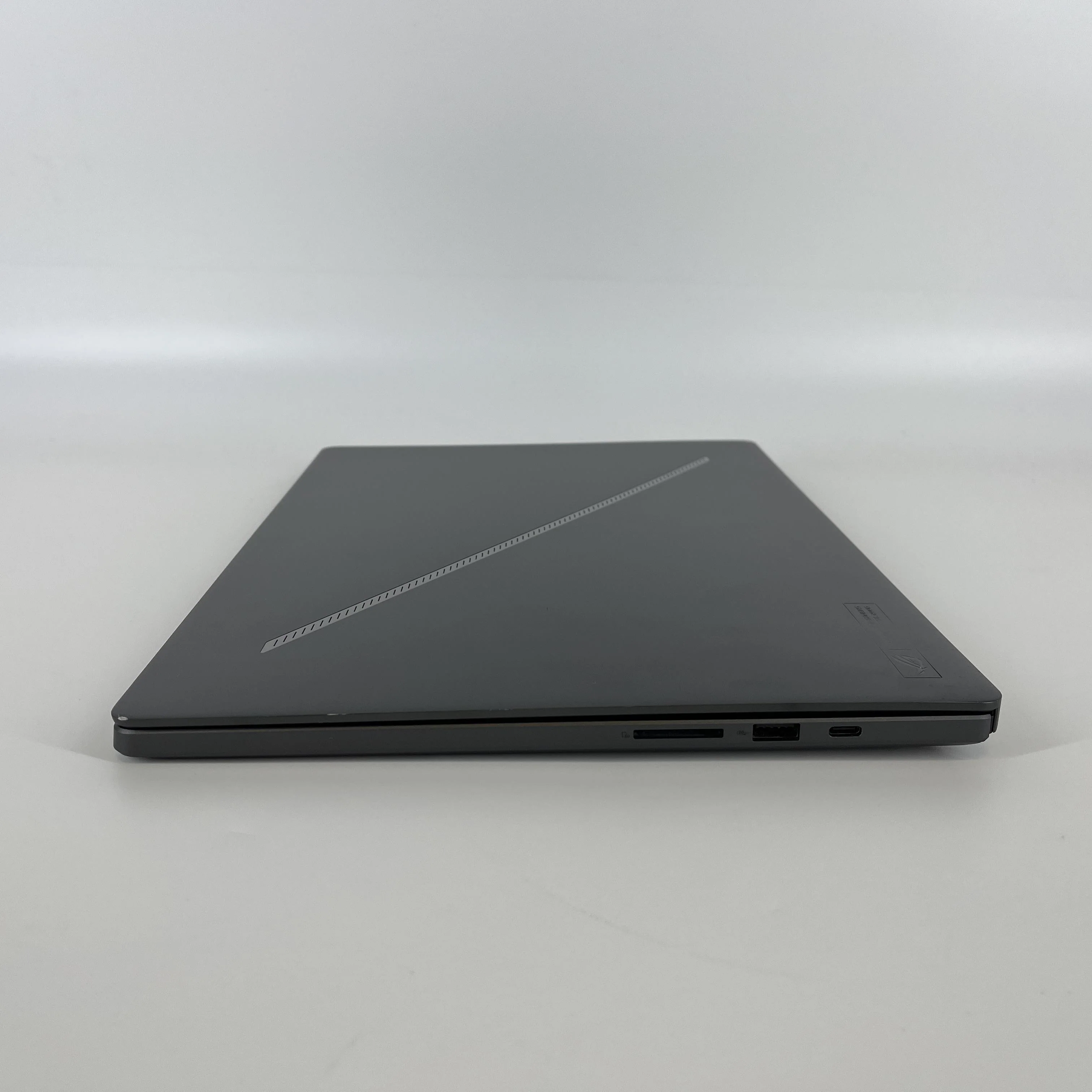 Asus ROG Zephyrus G16 GU605 16 Black 2.5 GHz Intel Core Ultra 9 16GB RAM 1TB Solid State Drive NVIDIA GeForce RTX 4070 8 GB