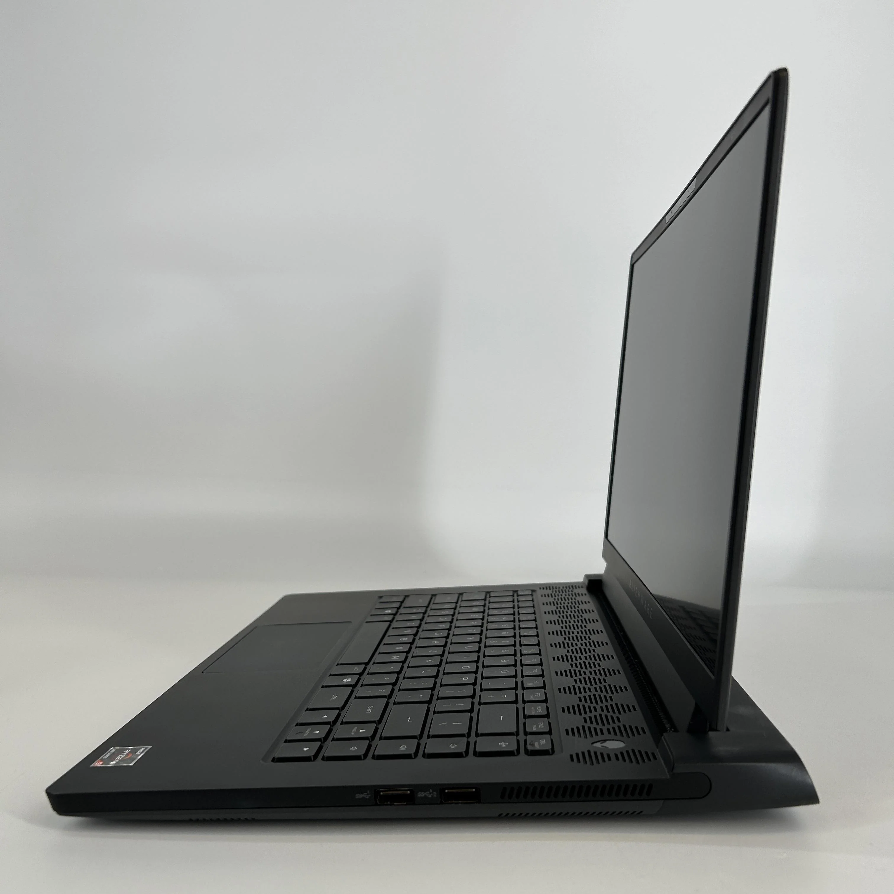 Dell Alienware m15 R5 Black 3.3 GHz AMD Ryzen 9 5900HX 16GB RAM 1TB Solid State Drive NVIDIA GeForce RTX 3070 8 GB - Image 4