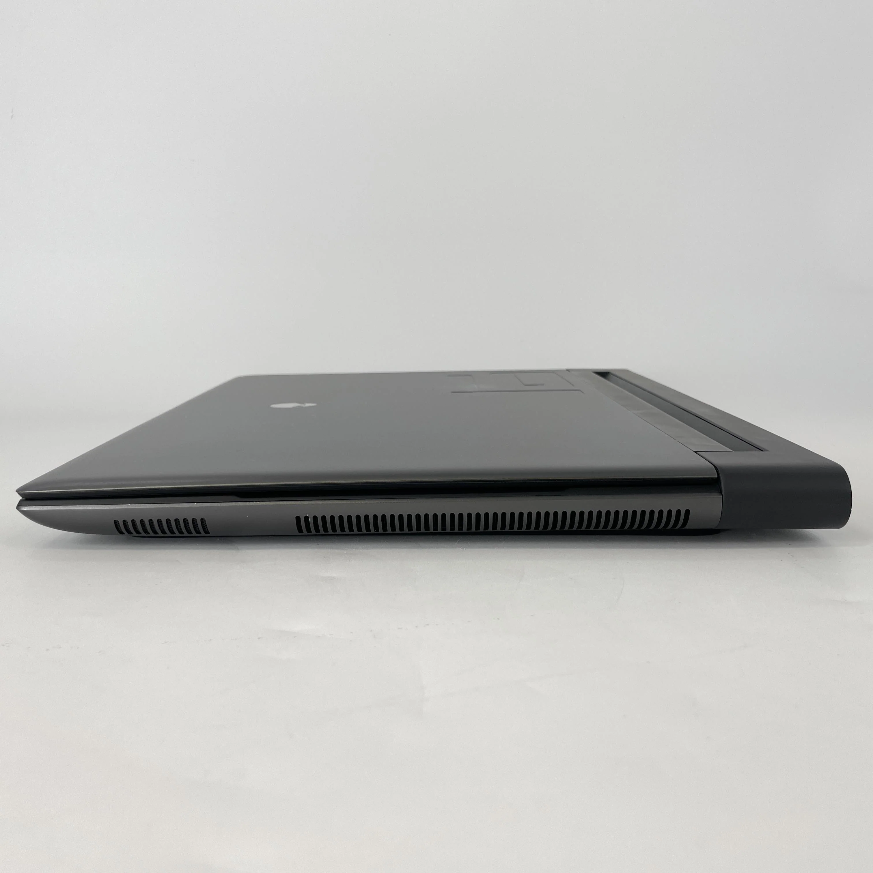 Dell Alienware M16 R1 Black 3.0 GHz AMD Ryzen 9 7845HX 32GB RAM 1TB Solid State Drive NVIDIA GeForce RTX 4080 12 GB - Image 10