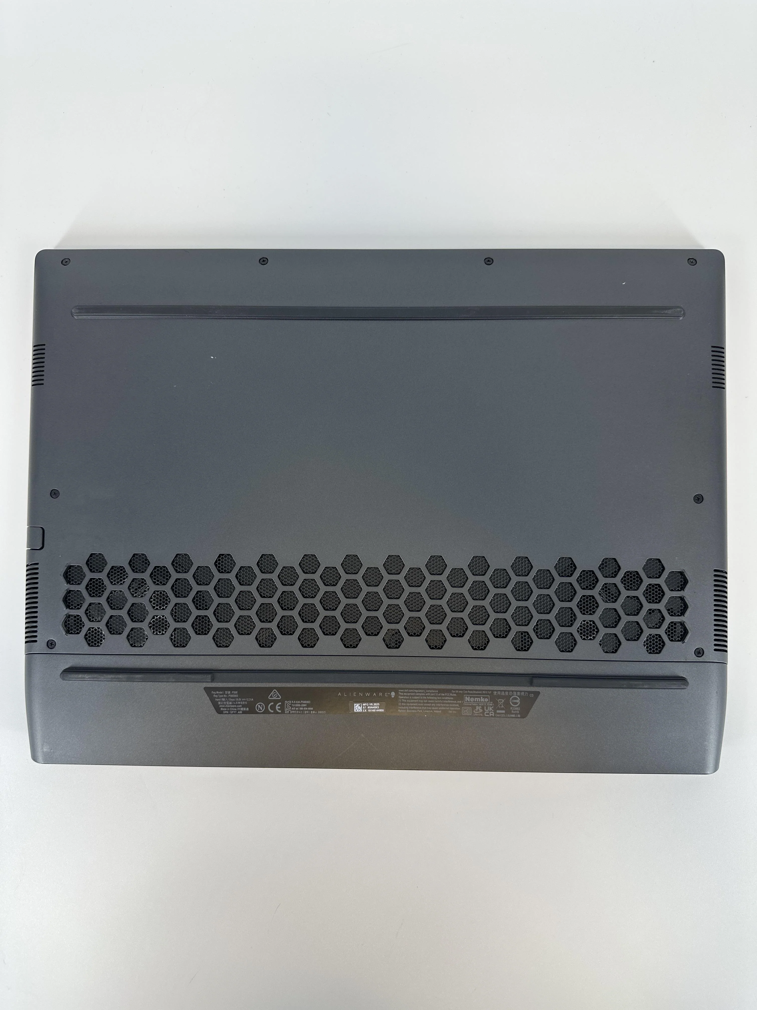Dell Alienware M17 R5 Black 3.3 GHz AMD Ryzen 9 6900HX 32GB RAM 1TB Solid State Drive AMD Radeon RX 6850M XT 12 GB - Image 6