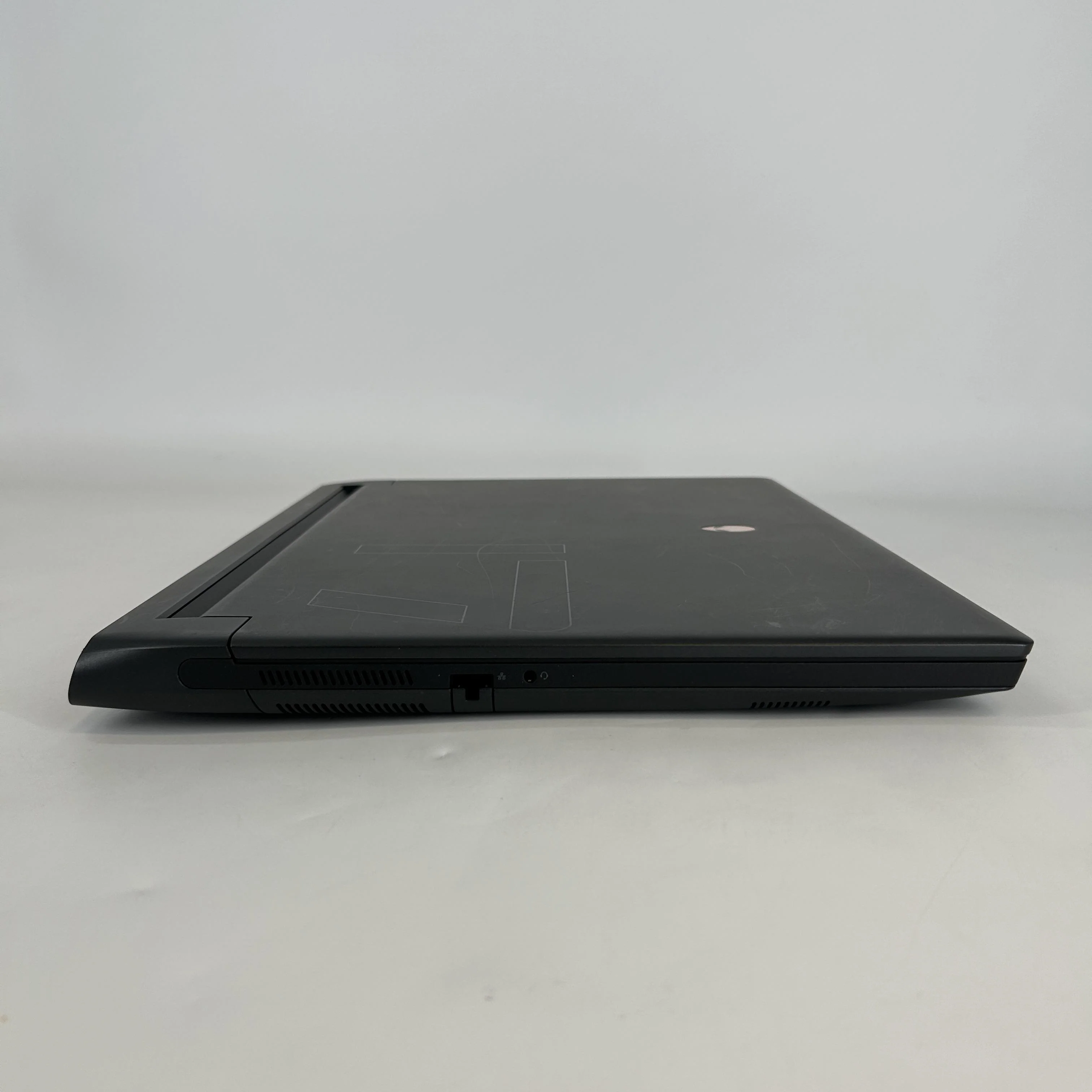 Dell Alienware M17 R5 Black 3.3 GHz AMD Ryzen 9 6900HX 64GB RAM 2TB Solid State Drive 2TB Solid State Drive AMD Radeon RX 6850M XT 12 GB - Image 11