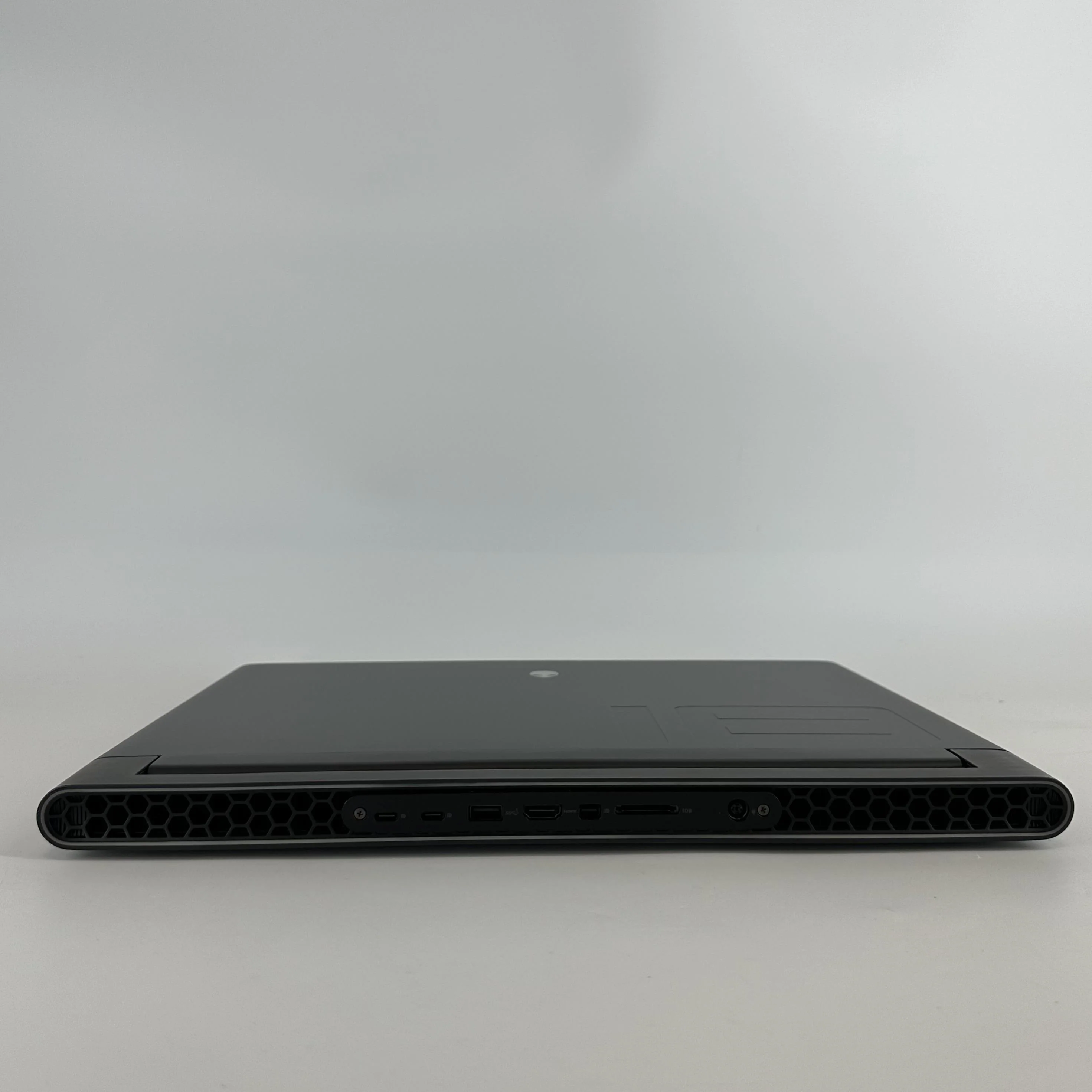 Dell Alienware M18 R1 Black 2.5 GHz AMD Ryzen 9 7945HX 32GB RAM 1TB Solid State Drive NVIDIA GeForce RTX 4090 16 GB - Image 8