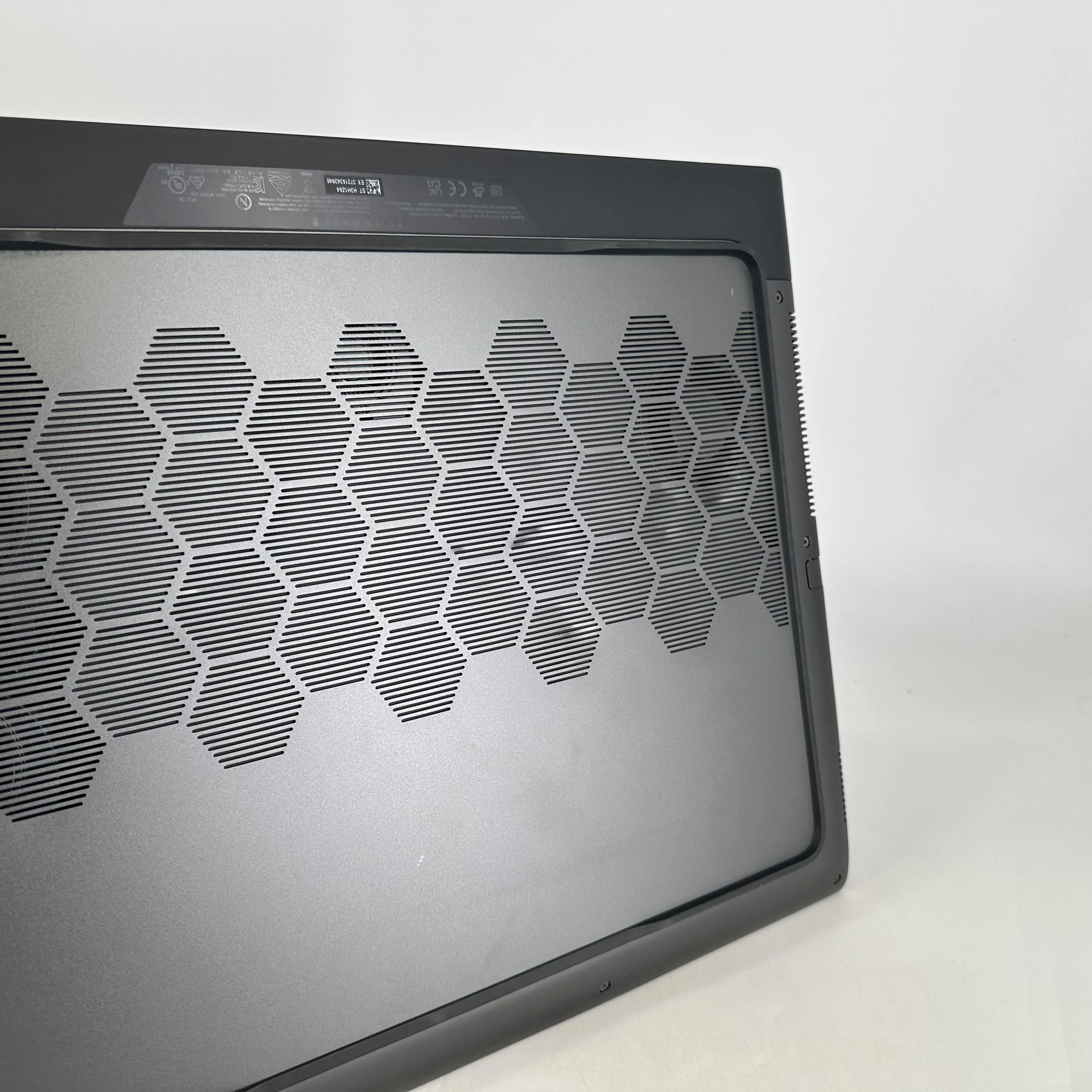 Dell Alienware M18 R2 Black 2.2 GHz Intel Core i9 14th Gen. 32GB RAM 2TB Solid State Drive NVIDIA GeForce RTX 4080 12 GB - Image 2