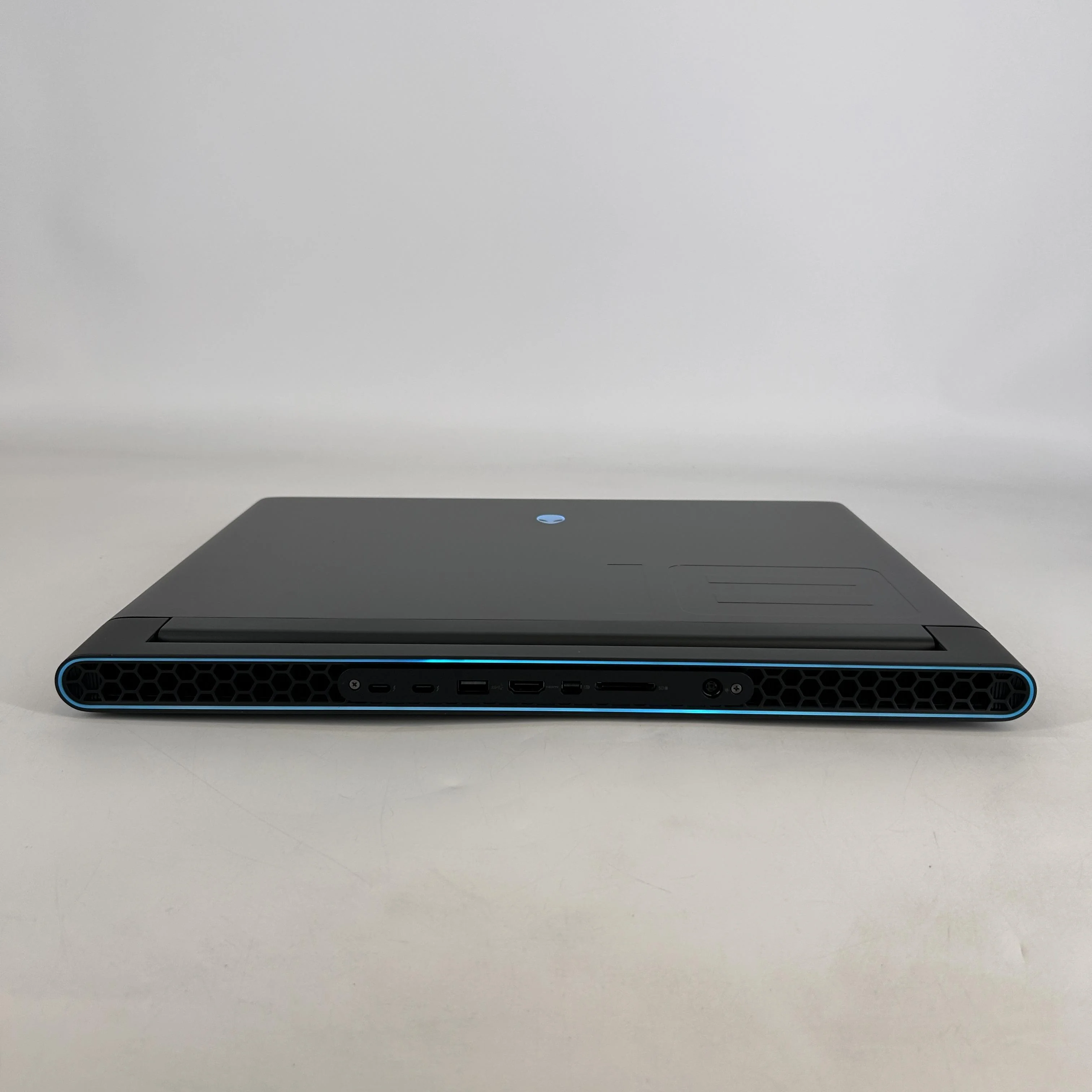Dell Alienware M18 R2 Black 2.2 GHz Intel Core i9 14th Gen. 64GB RAM 2TB Solid State Drive NVIDIA GeForce RTX 4070 8 GB - Image 7