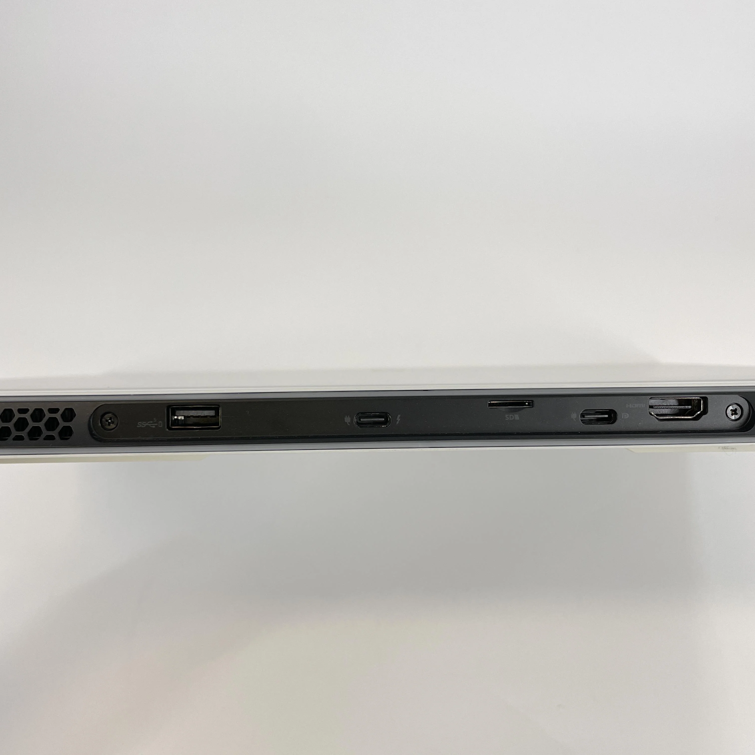 Dell Alienware X15 R1 White 2.3 GHz Intel Core i7 11th Gen. 32GB RAM 2TB Solid State Drive NVIDIA GeForce RTX 3070 8 GB - Image 11