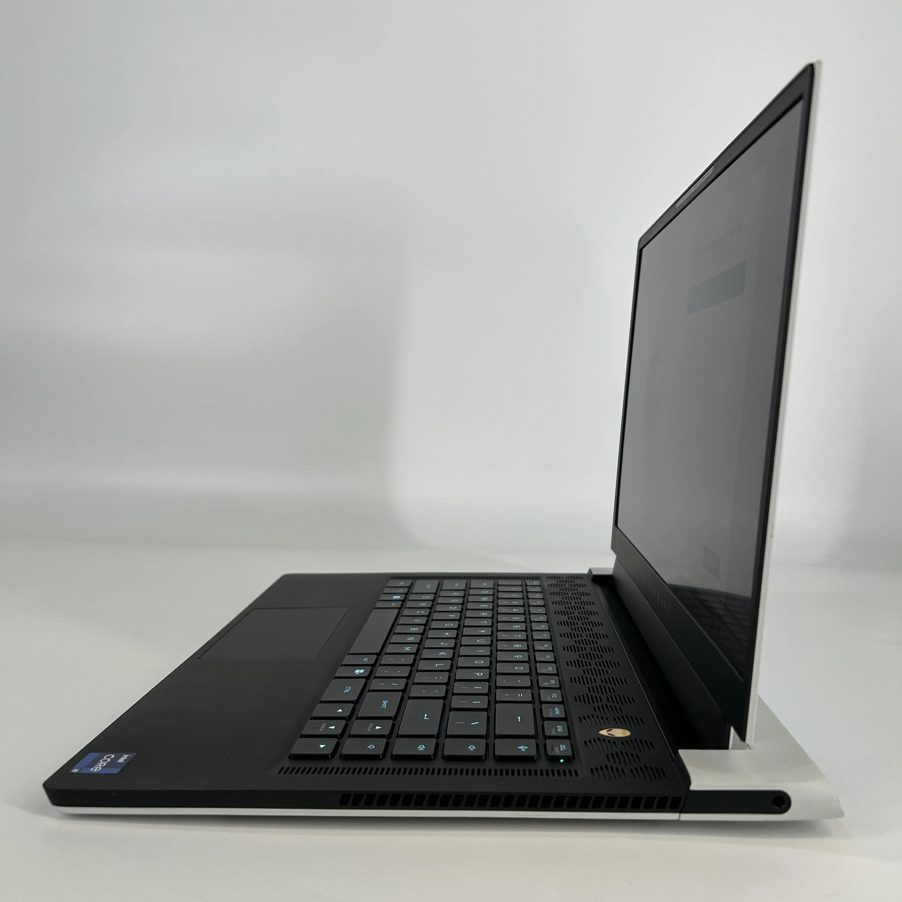 Dell Alienware X15 R2 White 2.5 GHz Intel Core i9 12th Gen. 32GB RAM 2TB Solid State Drive NVIDIA GeForce RTX 3080 Ti 16 GB - Image 4