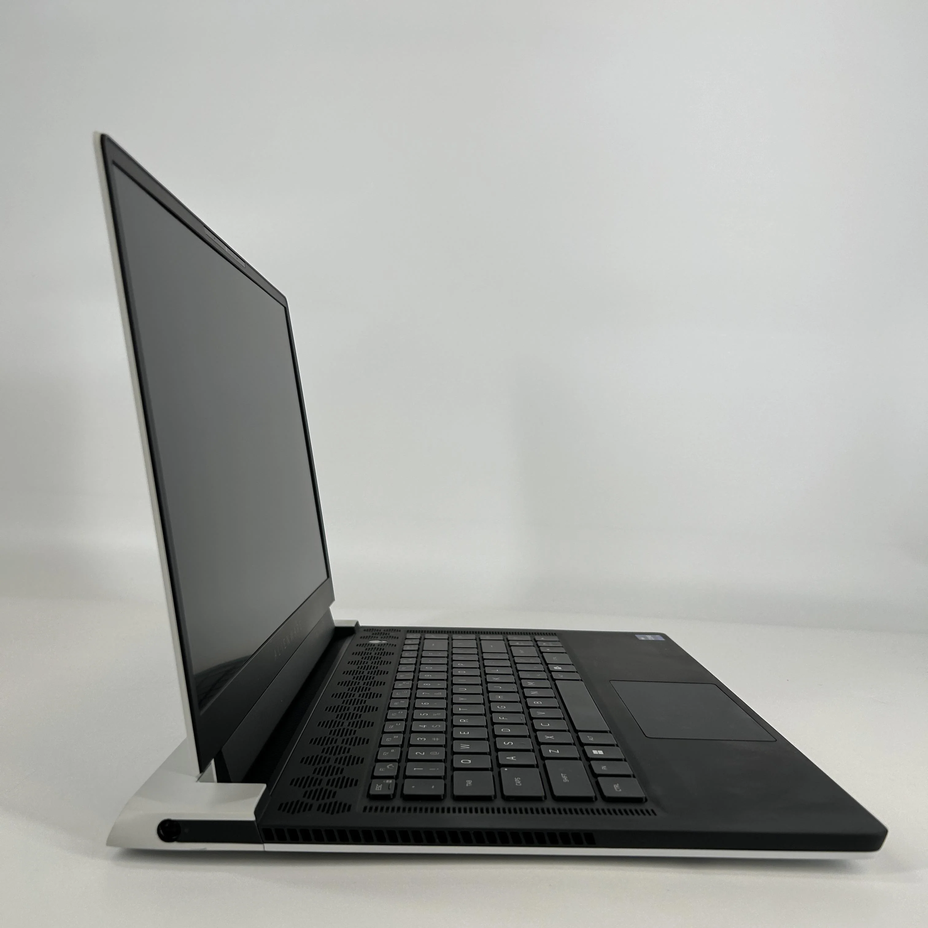 Dell Alienware X15 R2 White 2.5 GHz Intel Core i9 12th Gen. 32GB RAM 2TB Solid State Drive NVIDIA GeForce RTX 3080 Ti 16 GB - Image 3