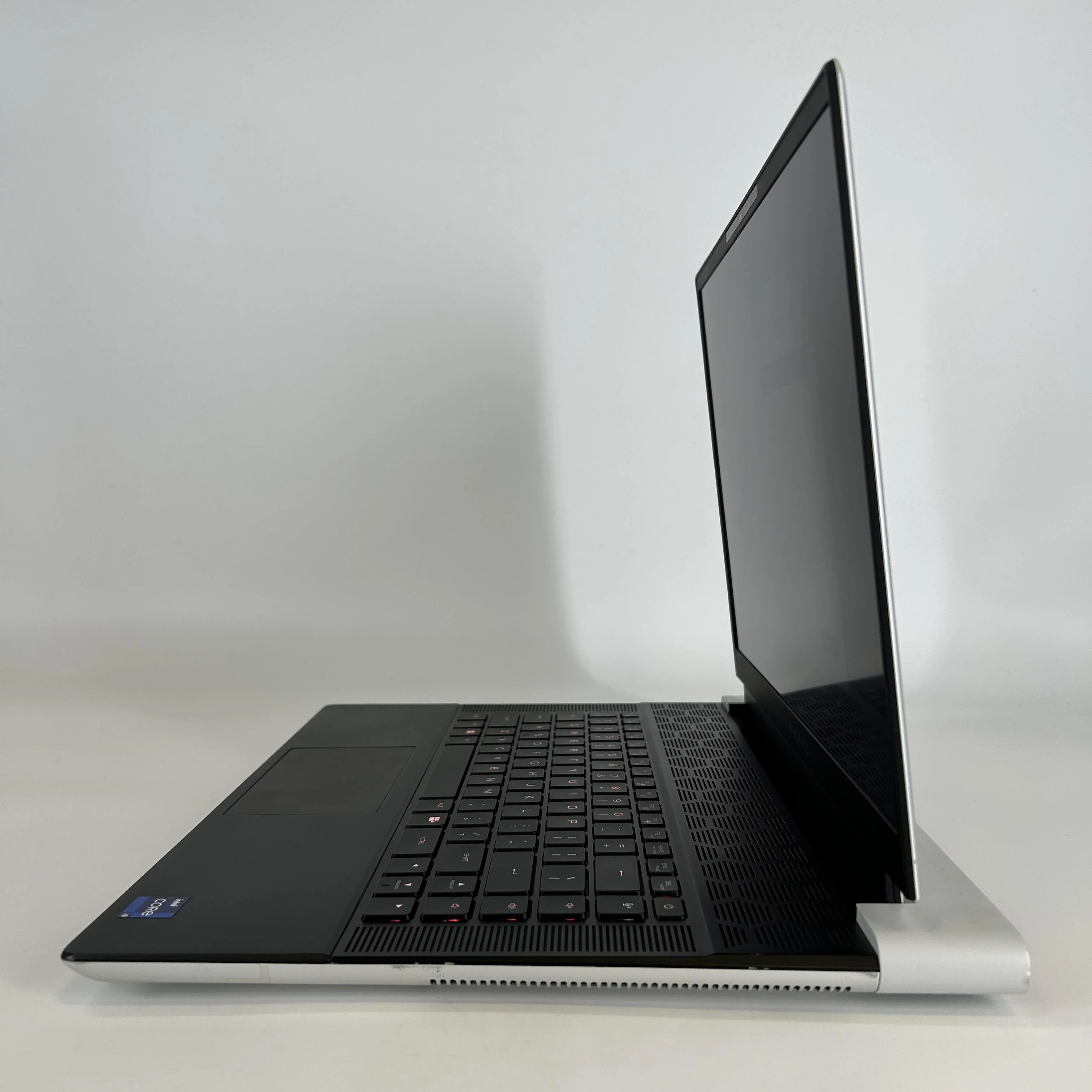 Dell Alienware X16 R1 Silver 2.6 GHz Intel Core i9 13th Gen. 32GB RAM 1TB Solid State Drive NVIDIA GeForce RTX 4080 12 GB - Image 3