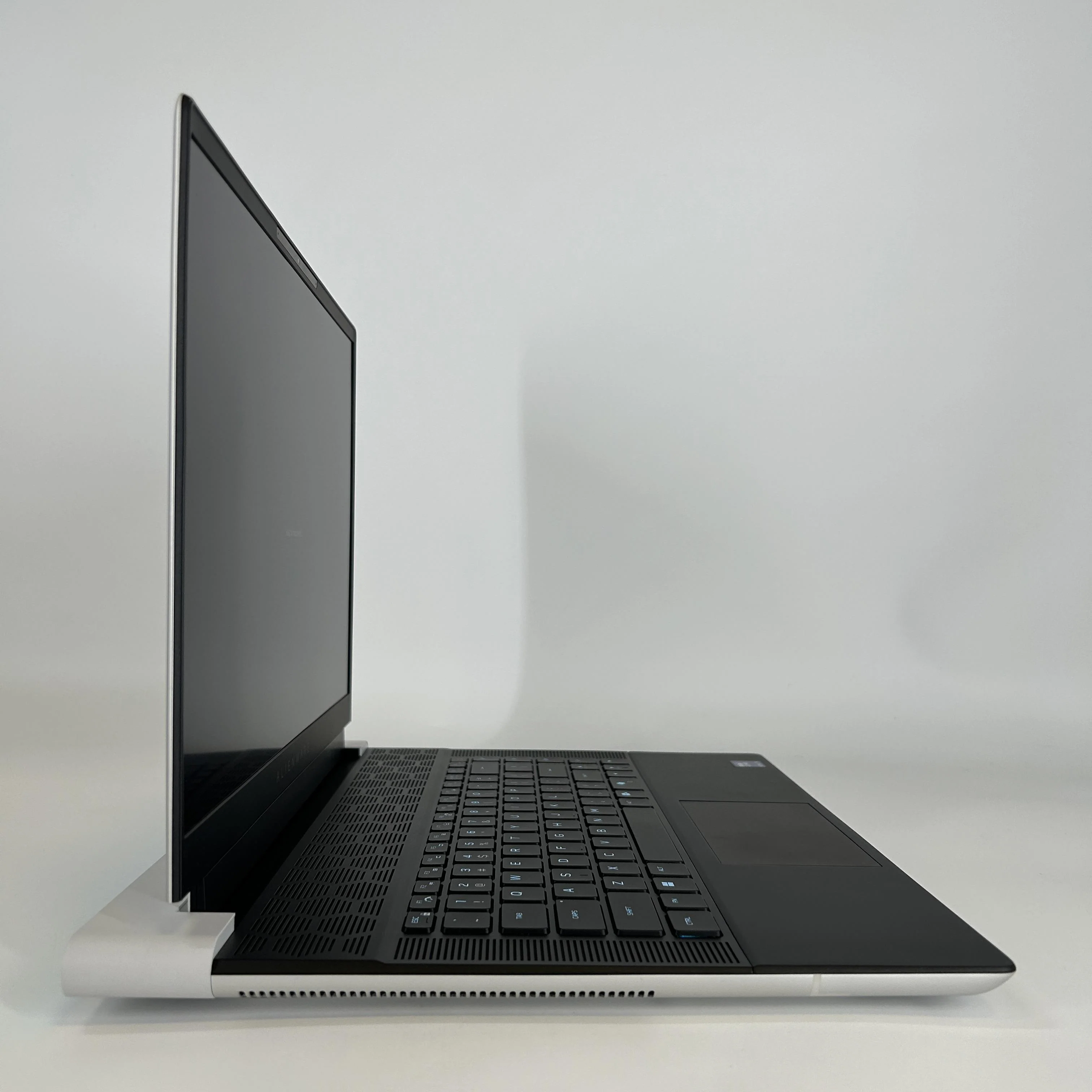 Dell Alienware X16 R2 Silver 2.5 GHz Intel Core Ultra 9 32GB RAM 2TB Solid State Drive NVIDIA GeForce RTX 4090 16 GB - Image 3