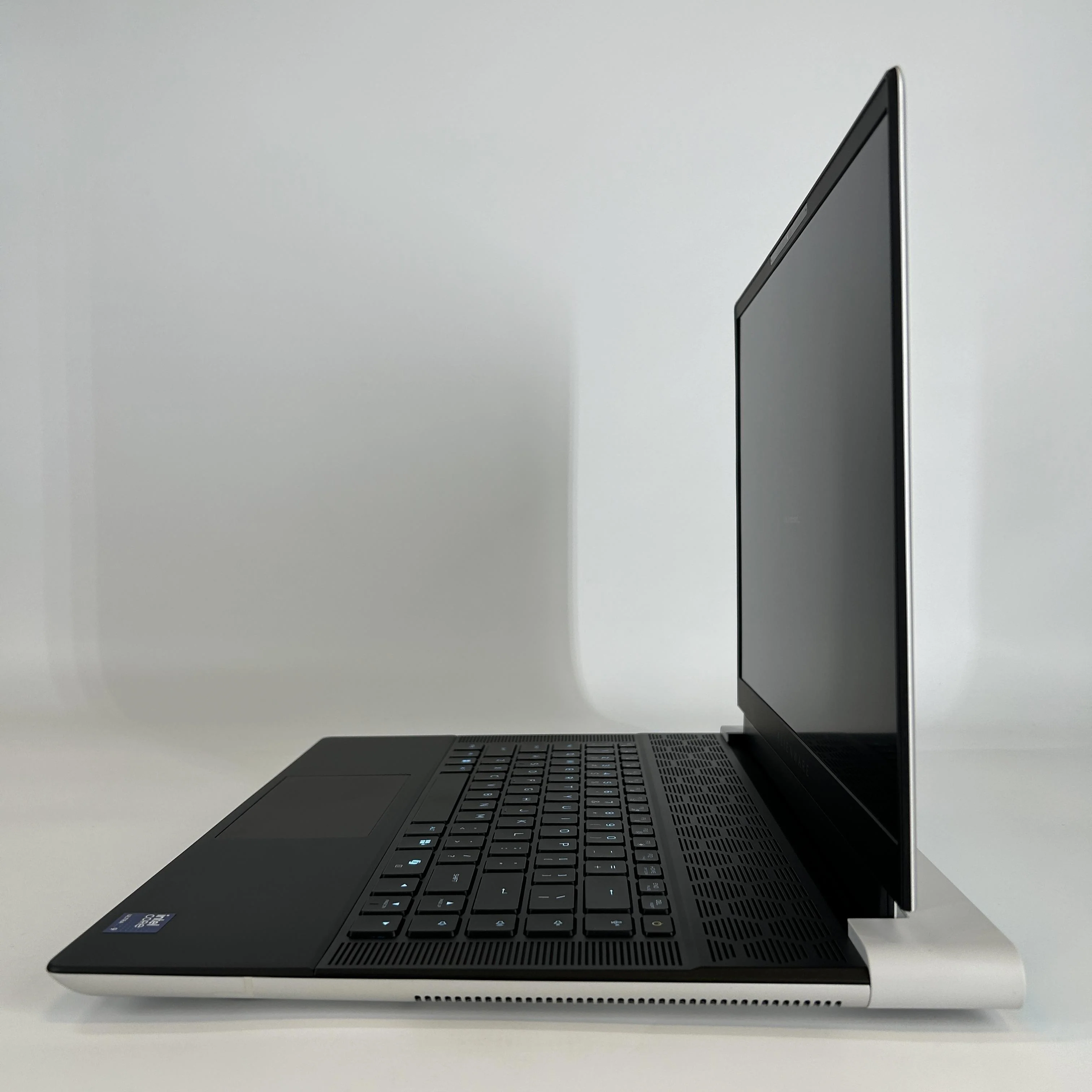 Dell Alienware X16 R2 Silver 2.5 GHz Intel Core Ultra 9 32GB RAM 2TB Solid State Drive NVIDIA GeForce RTX 4090 16 GB - Image 4