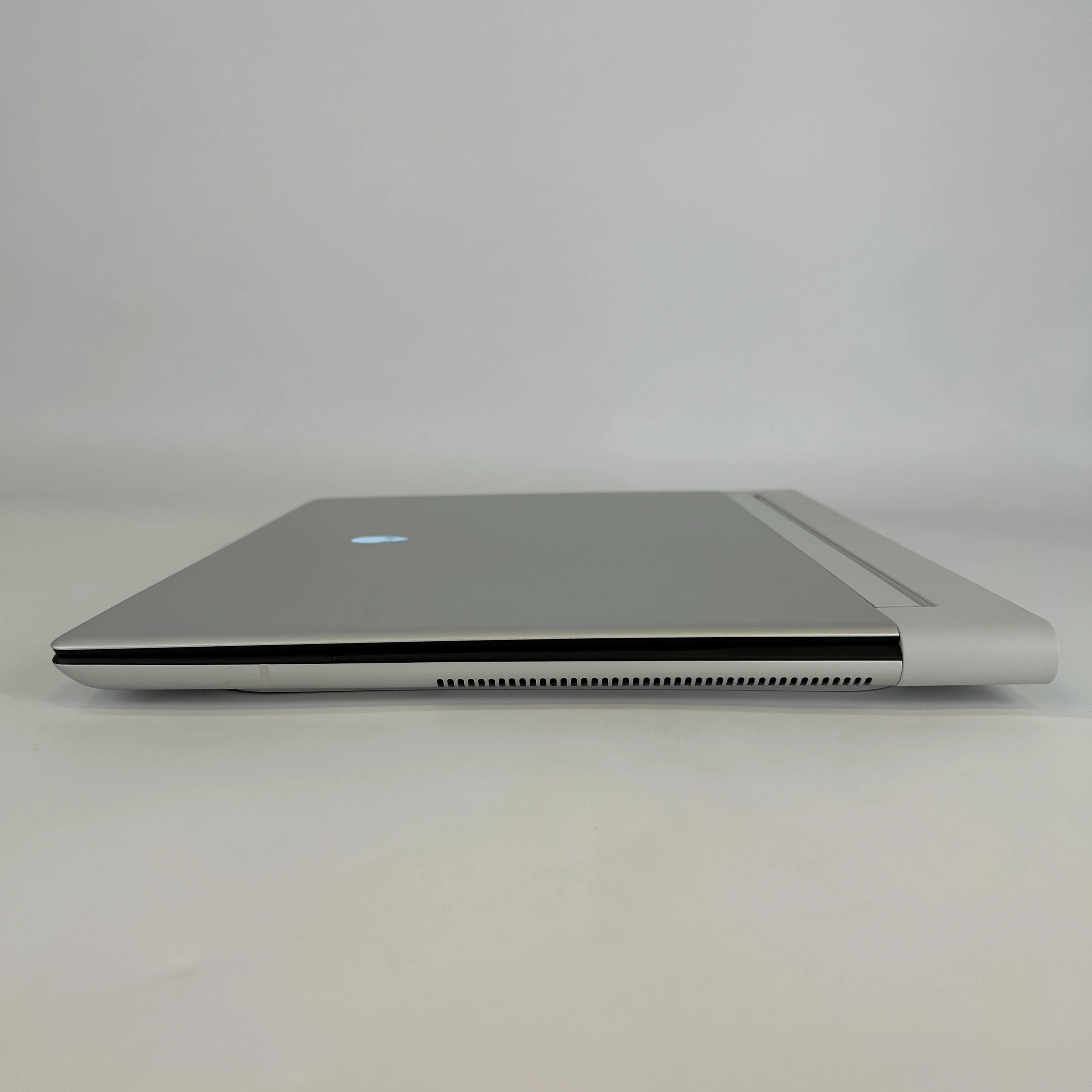 Dell Alienware X16 R2 Silver 2.5 GHz Intel Core Ultra 9 32GB RAM 2TB Solid State Drive NVIDIA GeForce RTX 4090 16 GB - Image 5