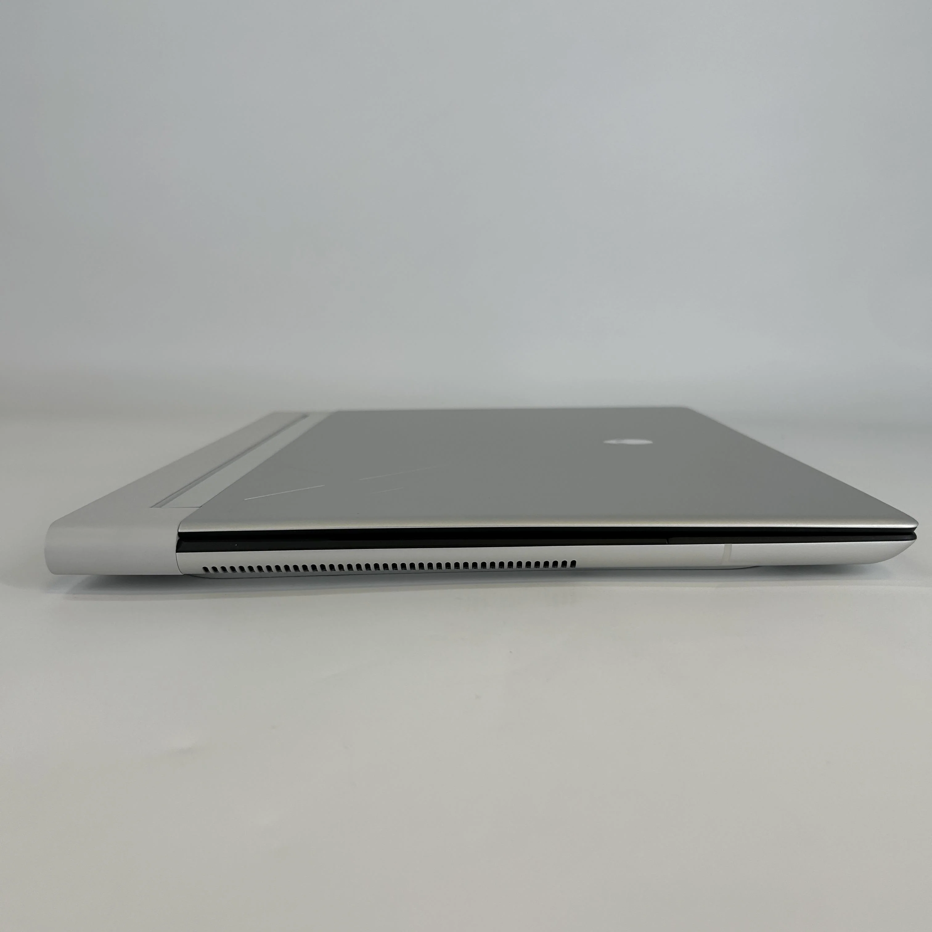 Dell Alienware X16 R2 Silver 2.5 GHz Intel Core Ultra 9 32GB RAM 2TB Solid State Drive NVIDIA GeForce RTX 4090 16 GB - Image 9