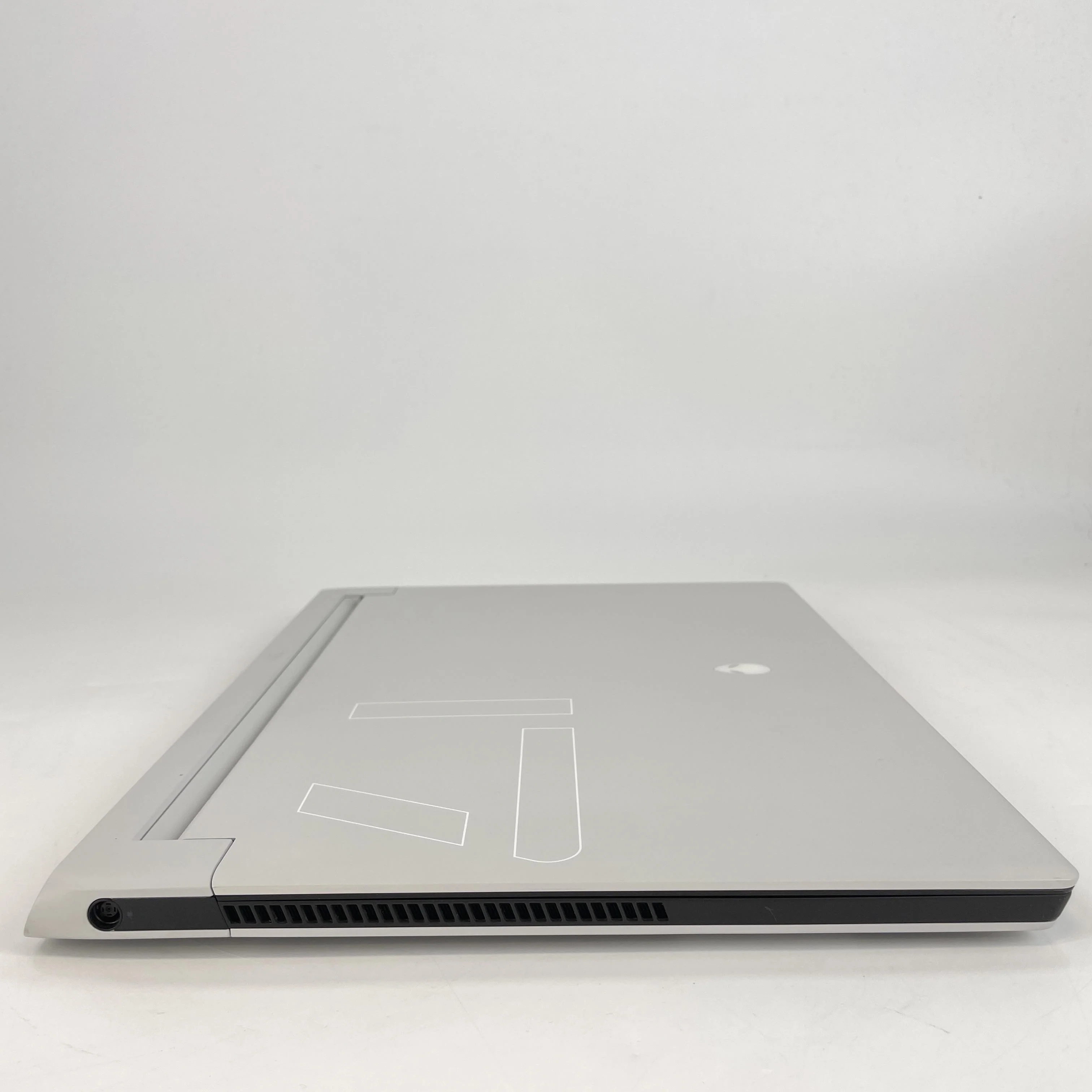 Dell Alienware X17 R2 White 2.3 GHz Intel Core i7 12th Gen. 32GB RAM 1TB Solid State Drive NVIDIA GeForce RTX 3080 Ti 16 GB - Image 10