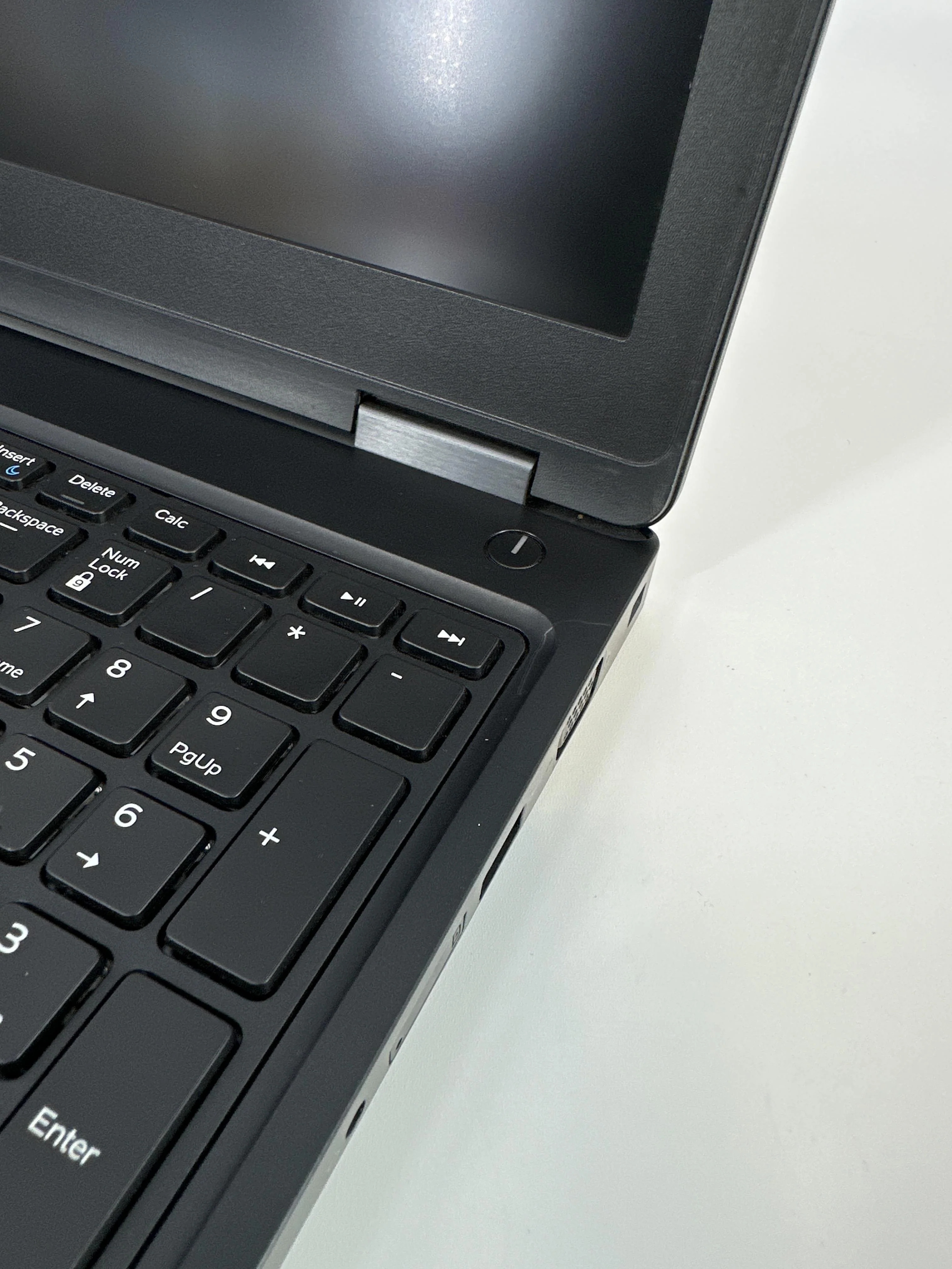 Dell Latitude 5580 15.6 Black 2.6 GHz Intel Core i5 7th Gen. 16GB RAM 256GB Solid State Drive - Image 12