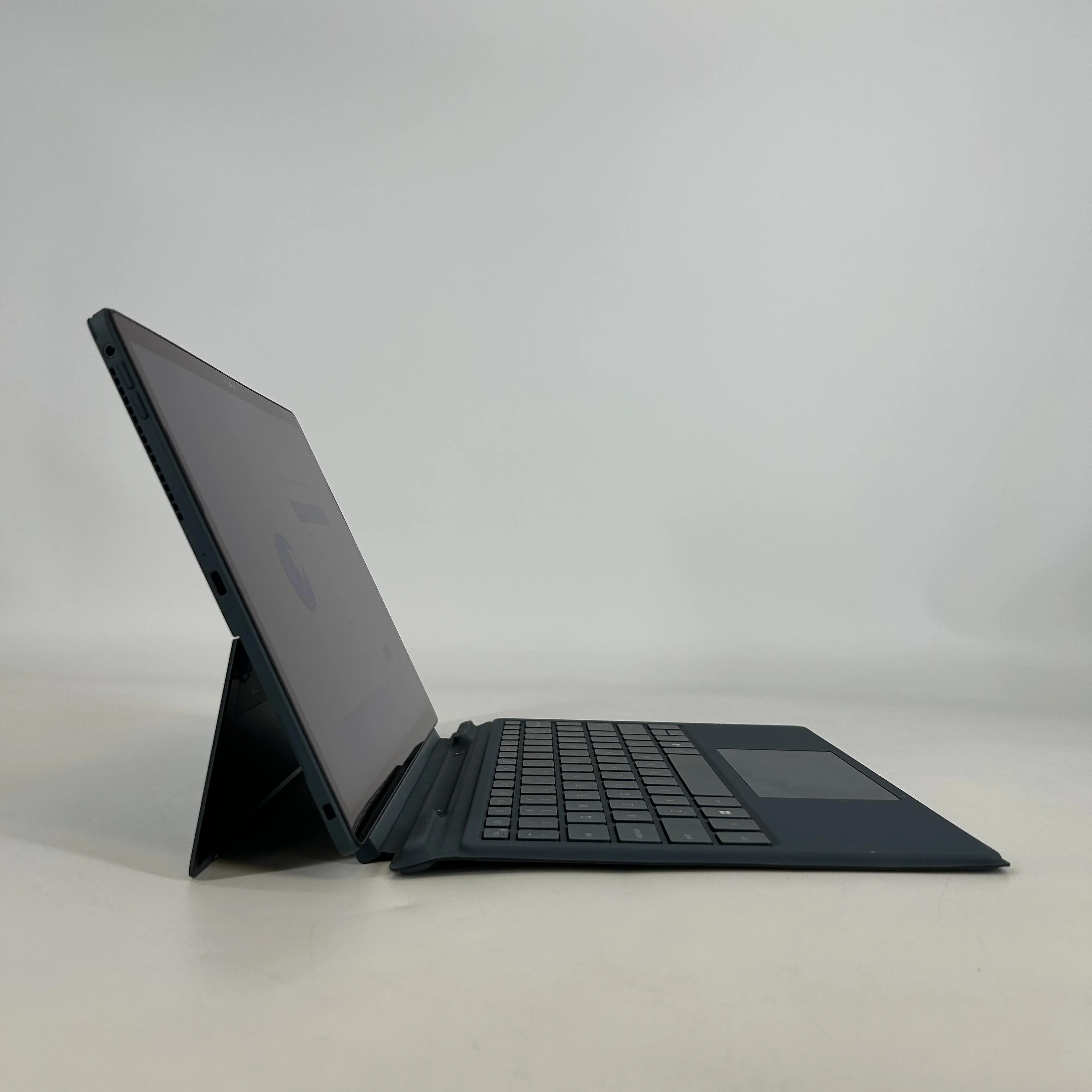Dell Latitude 7350 13.3 Blue 4.4 GHz Intel Core Ultra 5 16GB RAM 256GB Solid State Drive - Image 3