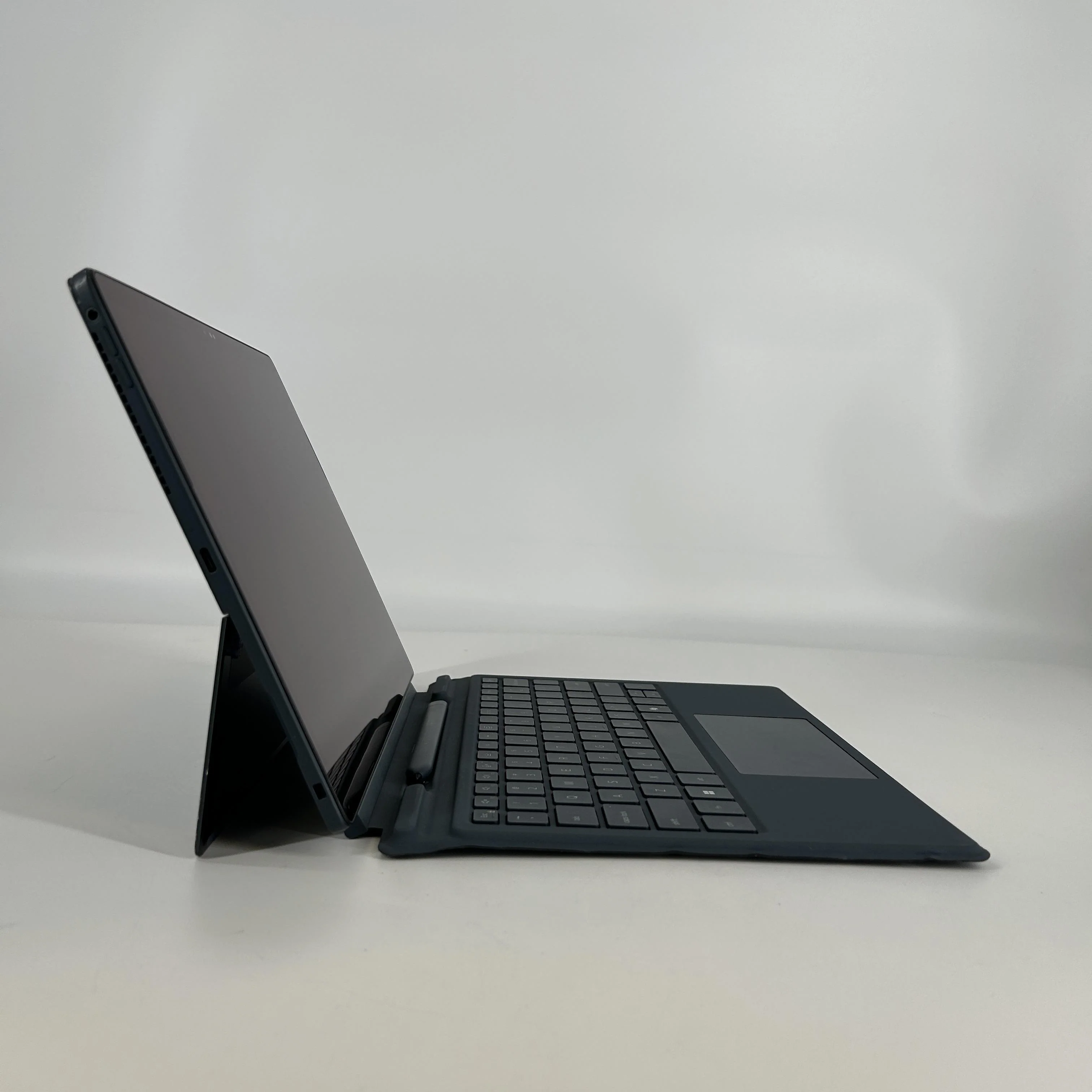 Dell Latitude 7350 (Detachable) 13.3 Blue 4.4 GHz Intel Core Ultra 5 16GB RAM 256GB Solid State Drive - Image 3