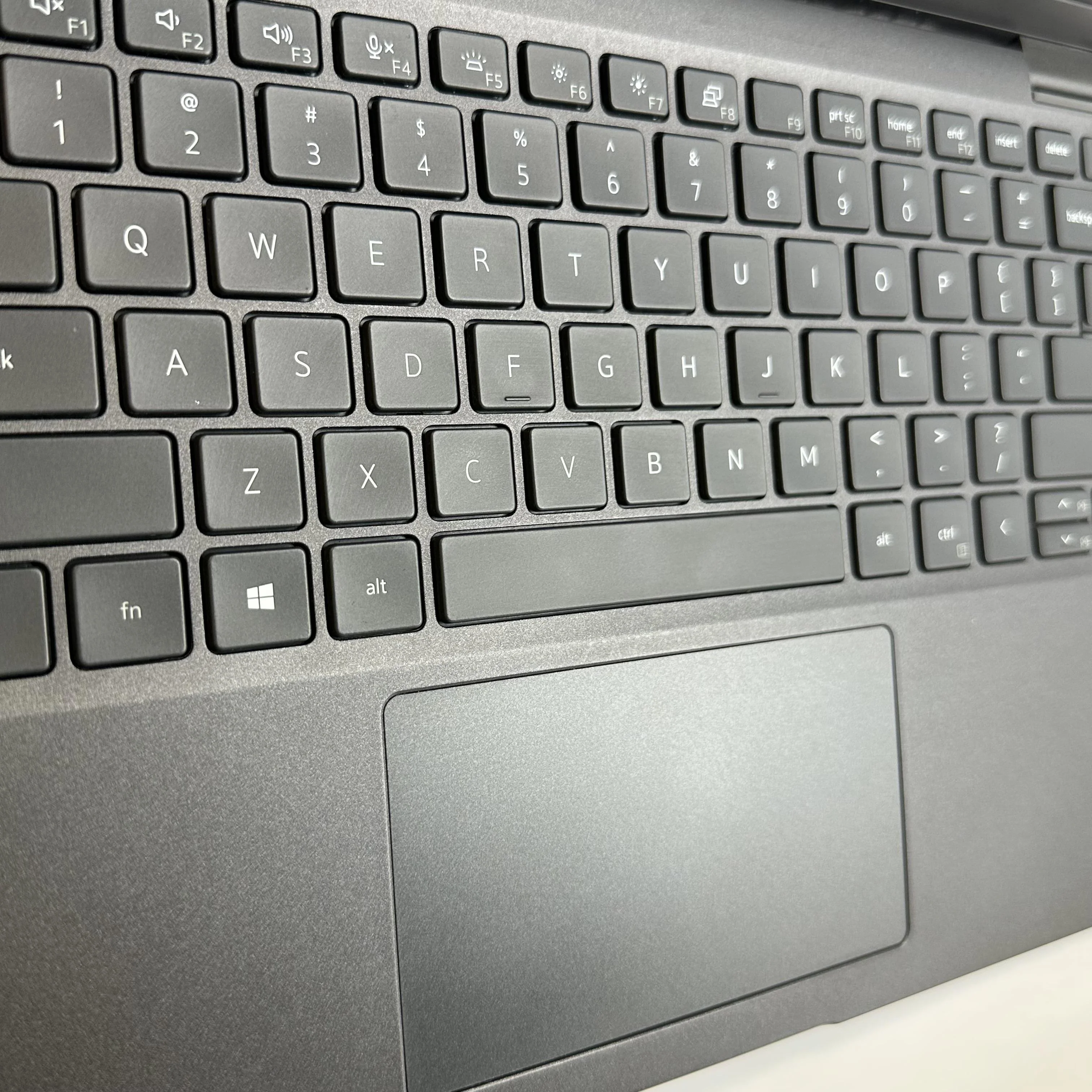 Dell Latitude 7410 14 Black 1.8 GHz Intel Core i7 10th Gen. 32GB RAM 256GB Solid State Drive - Image 4