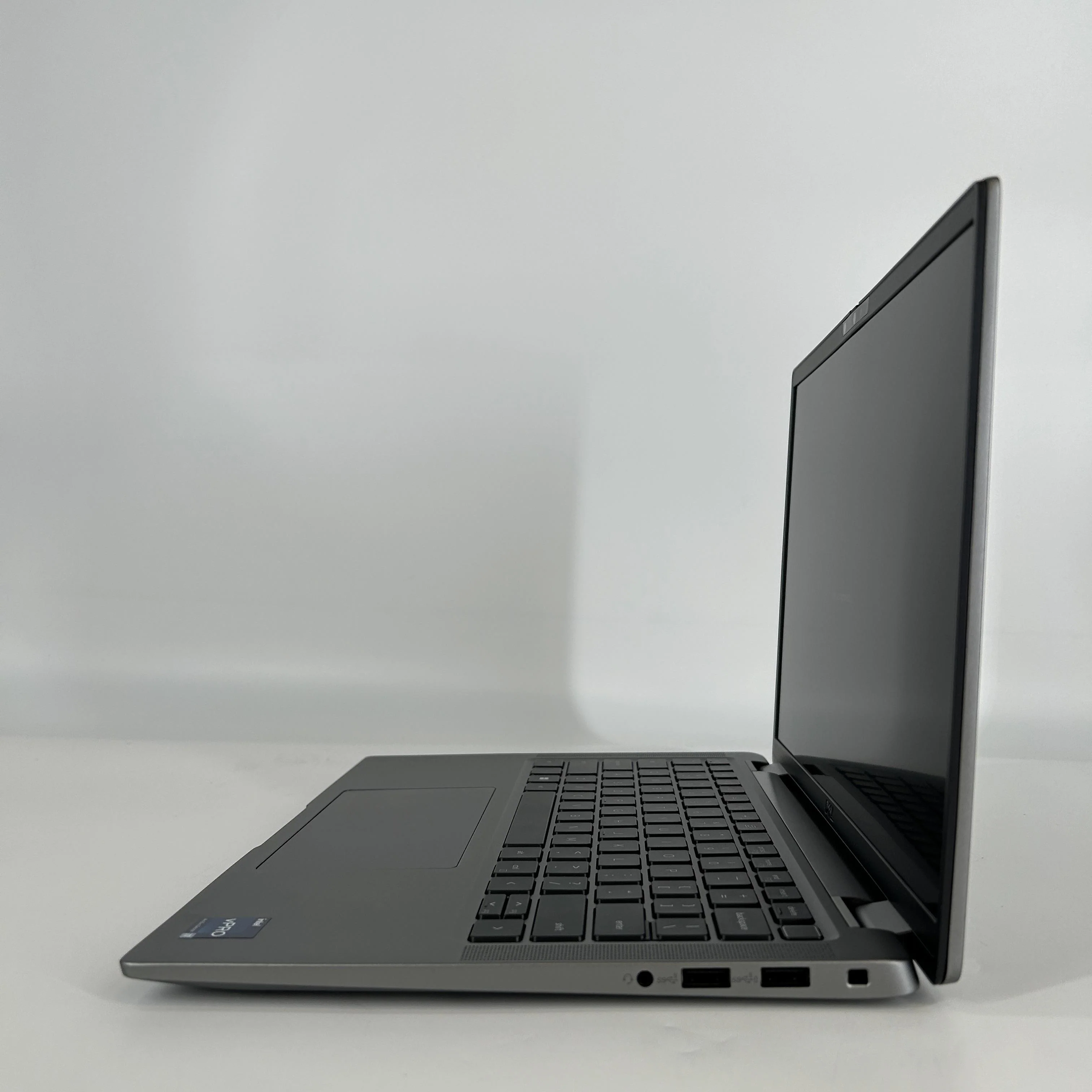 Dell Latitude 7440 14 Gray 1.8 GHz Intel Core i7 13th Gen. 32GB RAM 1TB Solid State Drive - Image 4