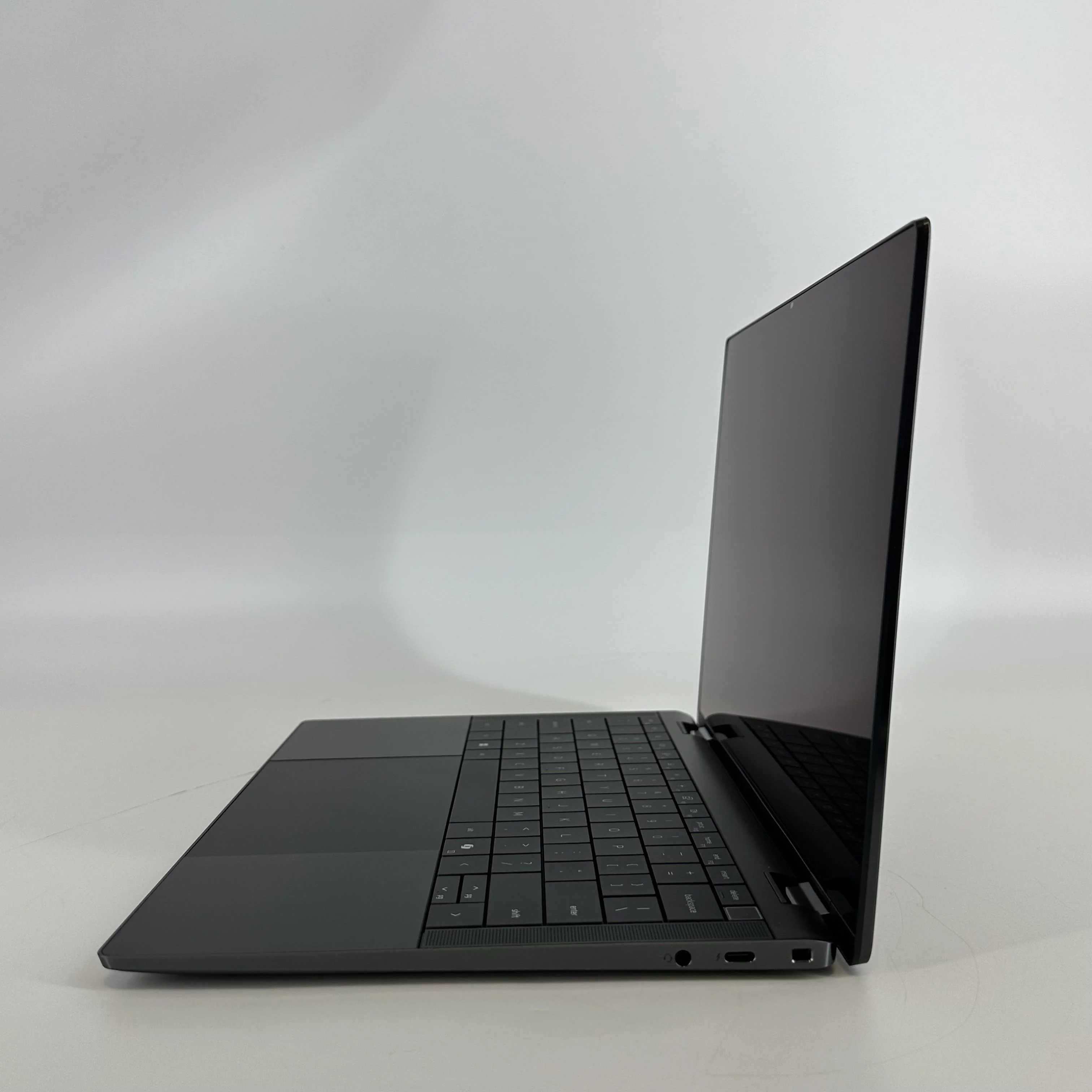 Dell Latitude 9450 (2-in-1) 14 Gray 2.1 GHz Intel Core Ultra 7 32GB RAM 512GB Solid State Drive - Image 4