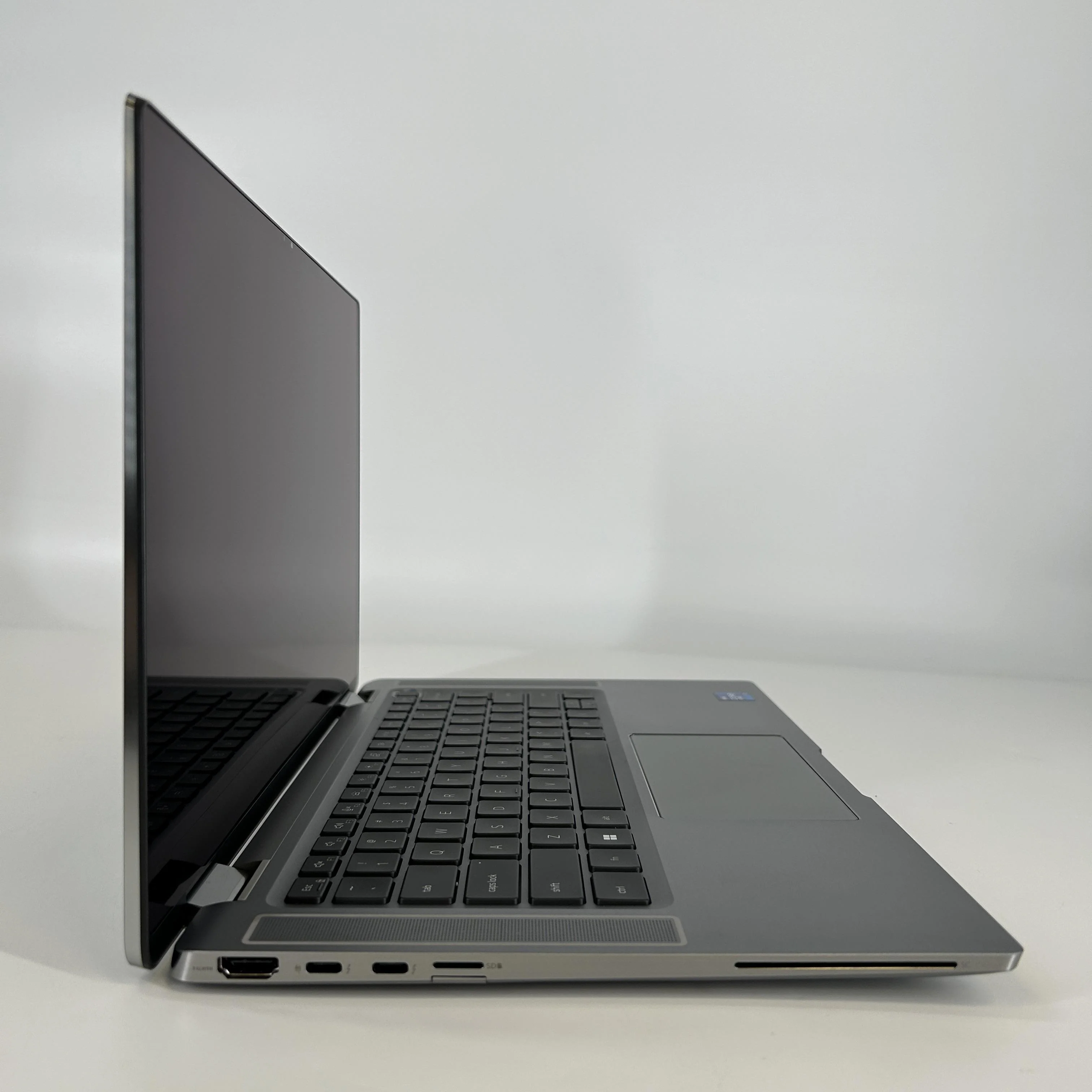 Dell Latitude 9520 (2-in-1) 15.6 Gray 3.0 GHz Intel Core i7 11th Gen. 16GB RAM 512GB Solid State Drive - Image 3