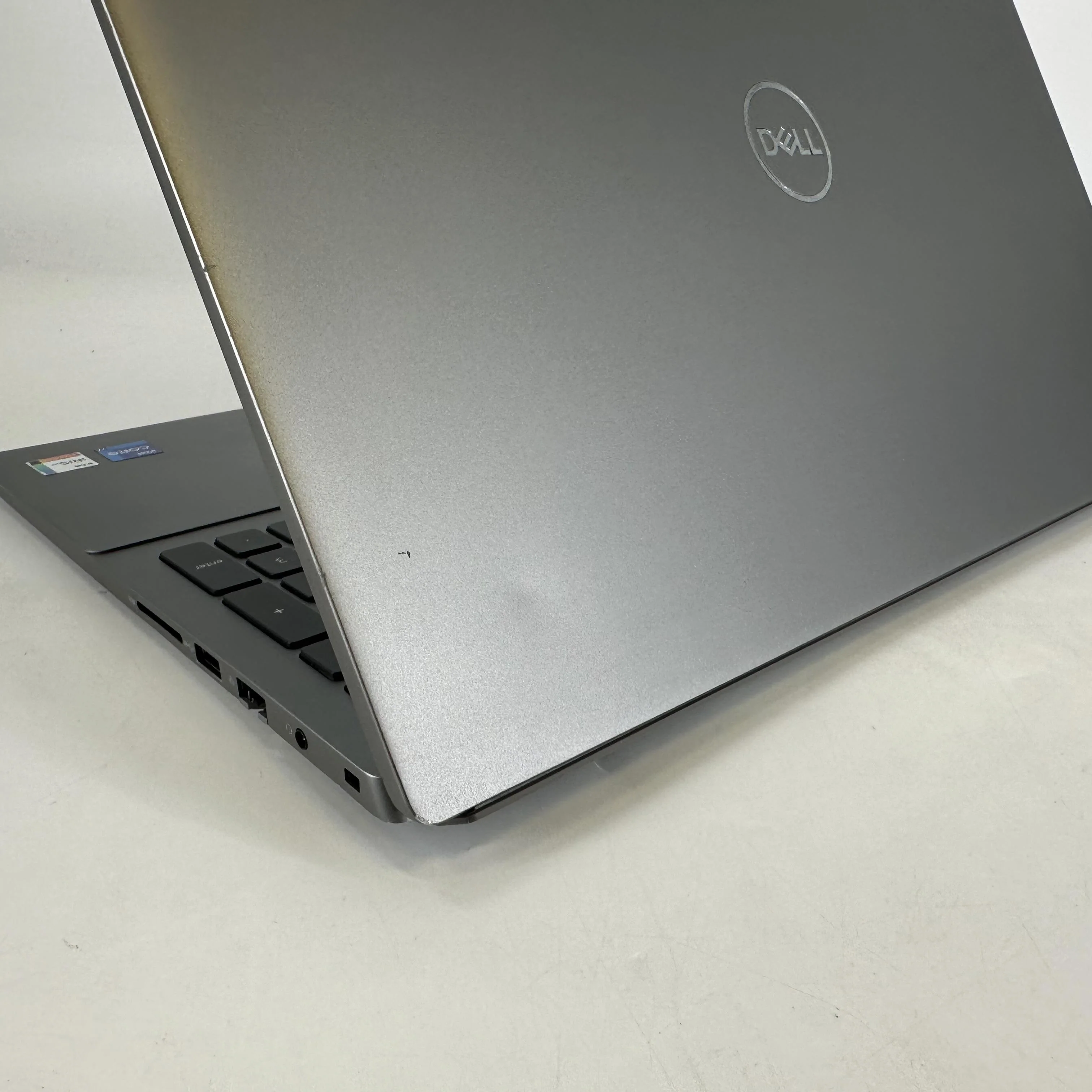 Dell Vostro 5620 16 Gray 2.1 GHz Intel Core i7 12th Gen. 16GB RAM 512GB Solid State Drive - Image 2