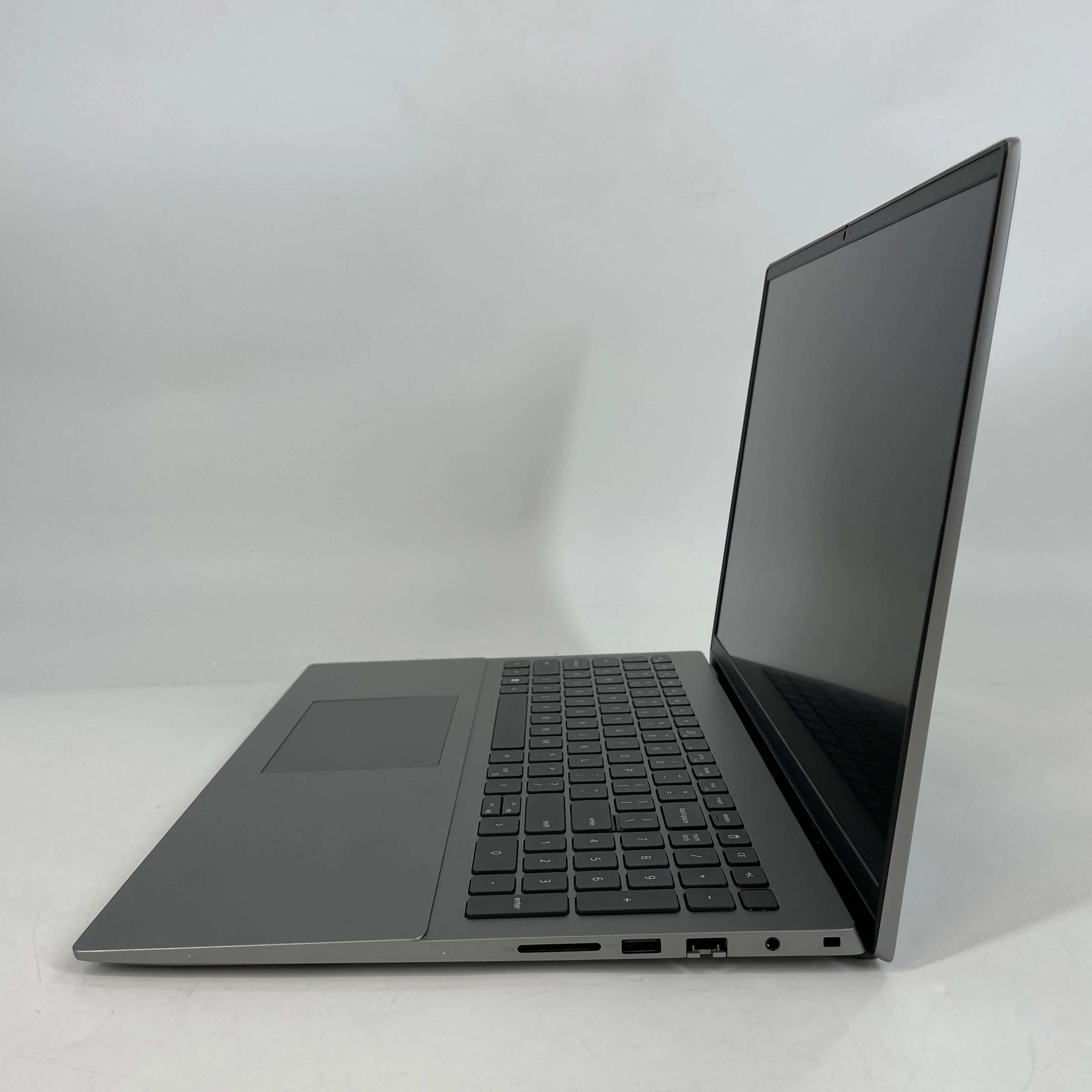 Dell Vostro 5620 16 Gray 2.1 GHz Intel Core i7 12th Gen. 16GB RAM 512GB Solid State Drive - Image 4