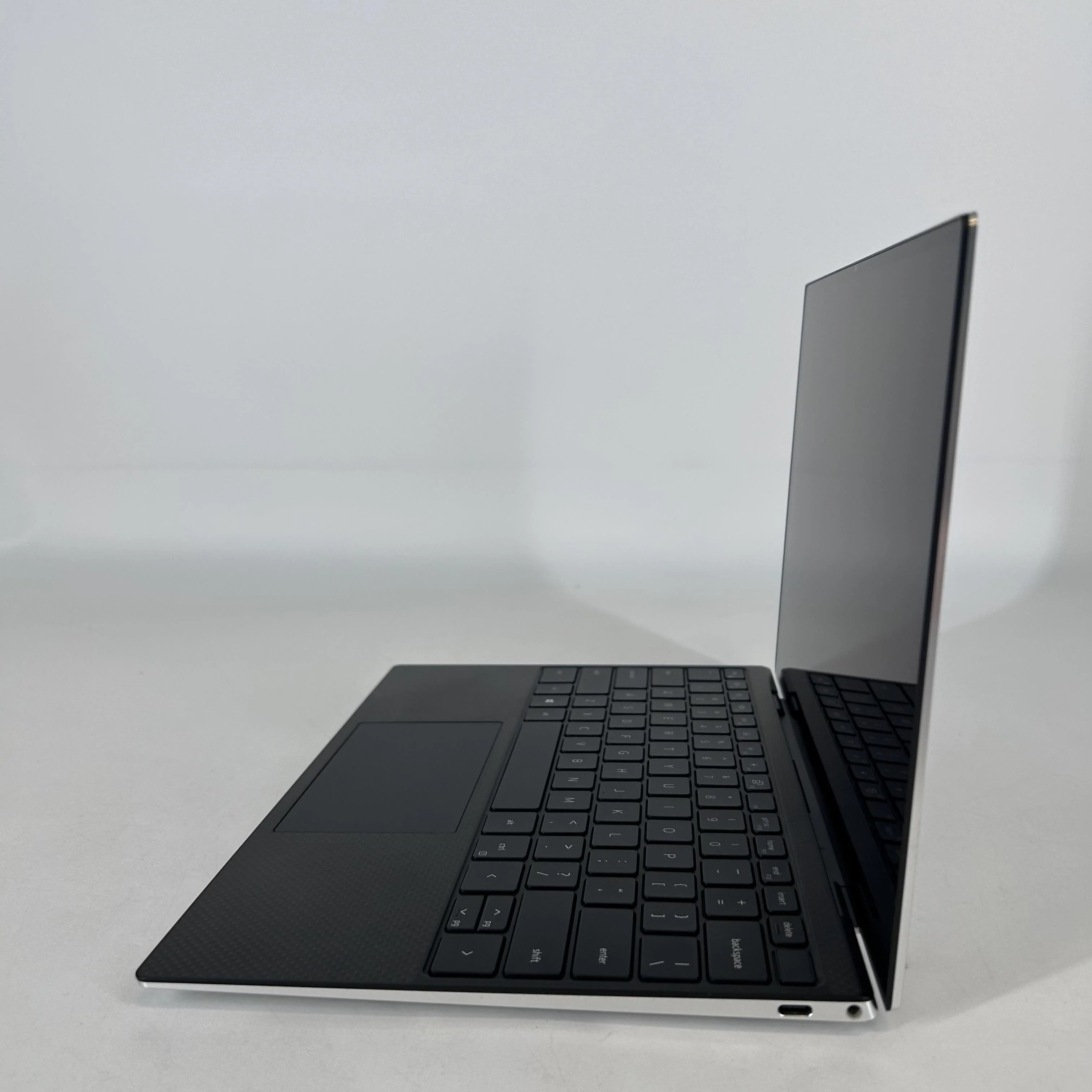 Dell XPS 13 9300 Gray 1.3 GHz Intel Core i7 10th Gen. 16GB RAM 512GB Solid State Drive - Image 3